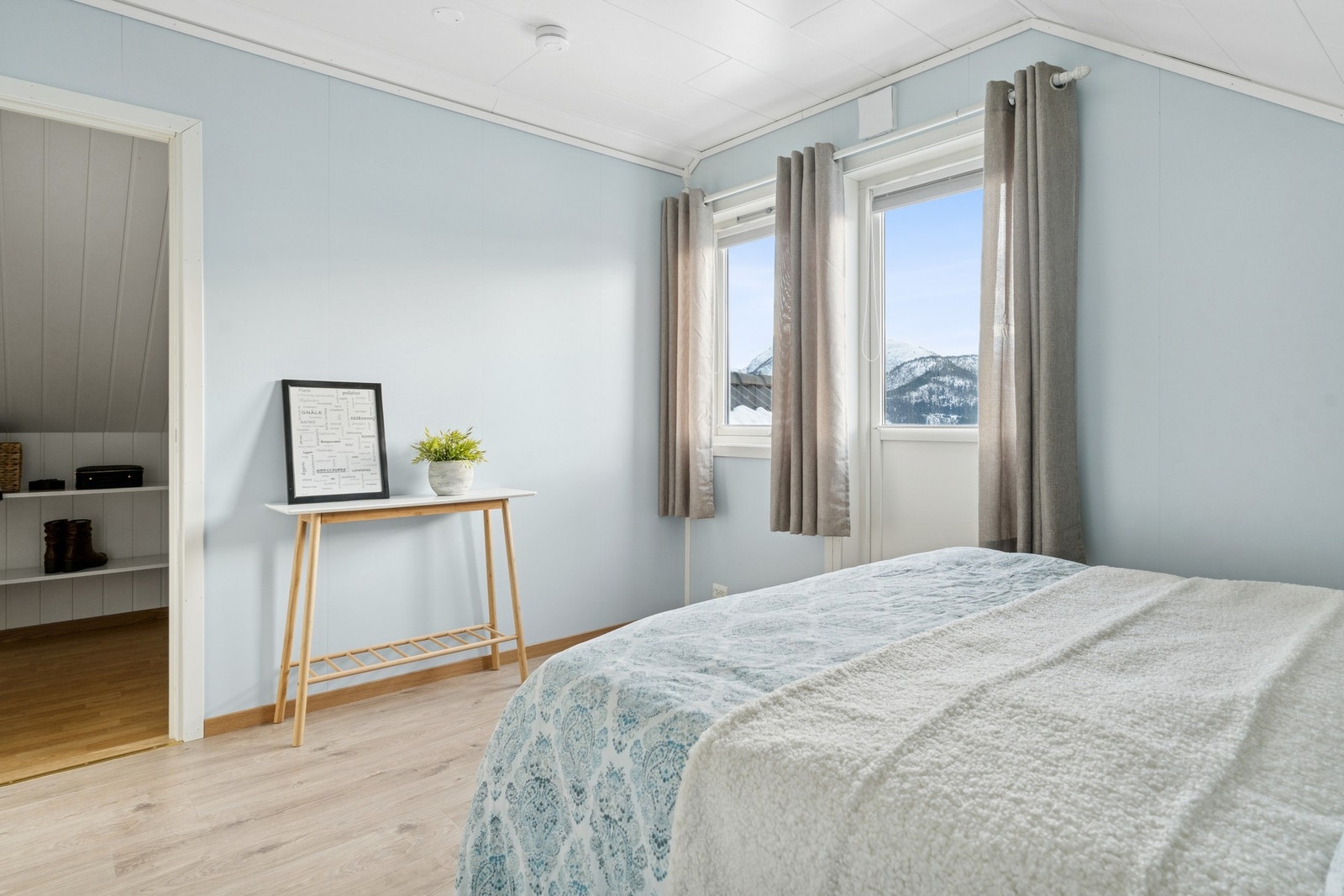 - I loftetasjen er det to soverom, hvorav det største har eget walk-in-closet - Galleribilde