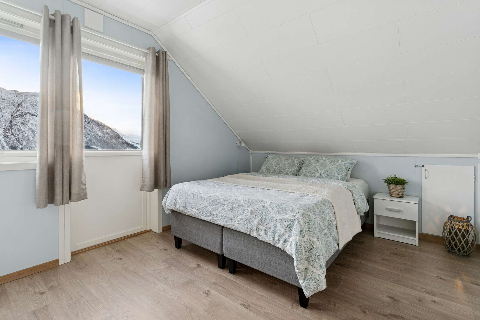 - Romslig soverom med plass til dobbeltseng og nattbord, og med utgang til en koselig balkong - Galleribilde