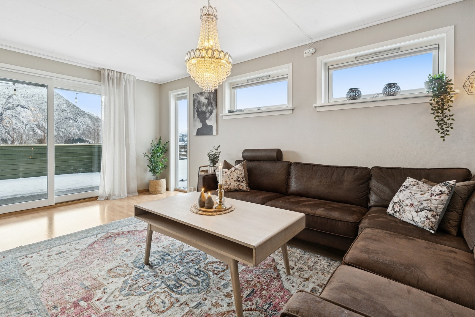 - Fra stuen har du utgang til verandaen med skyvedør - Galleribilde