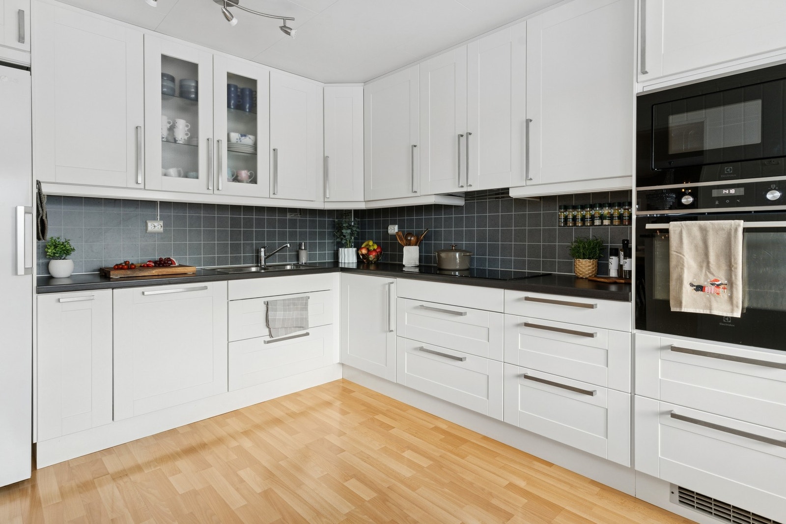 - Kjøkken med god skap- og benkeplass, samt integrerte hvitevarer som oppvaskmaskin, stekeovn og platetopp - Galleribilde