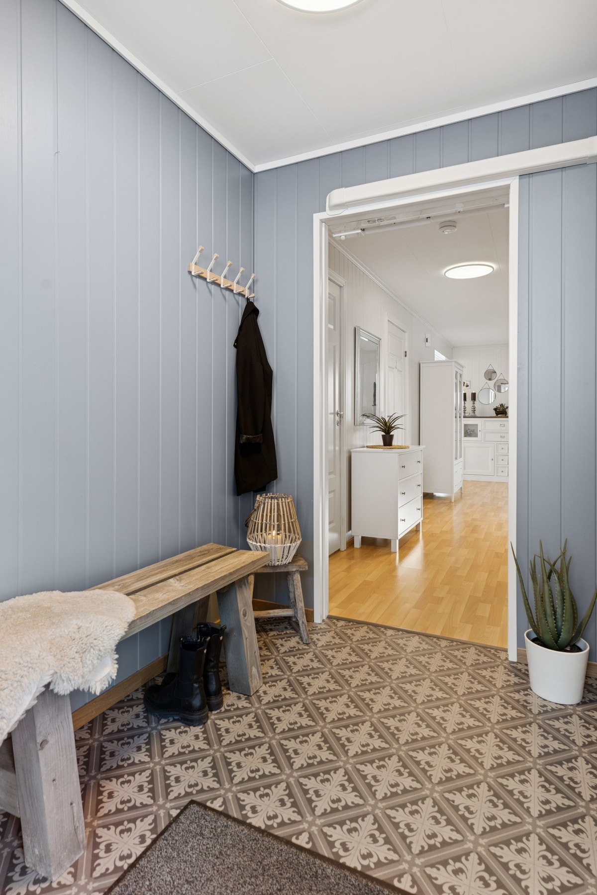 - Entré med avsatt plass til skohylle og klesoppheng for yttertøy - Galleribilde