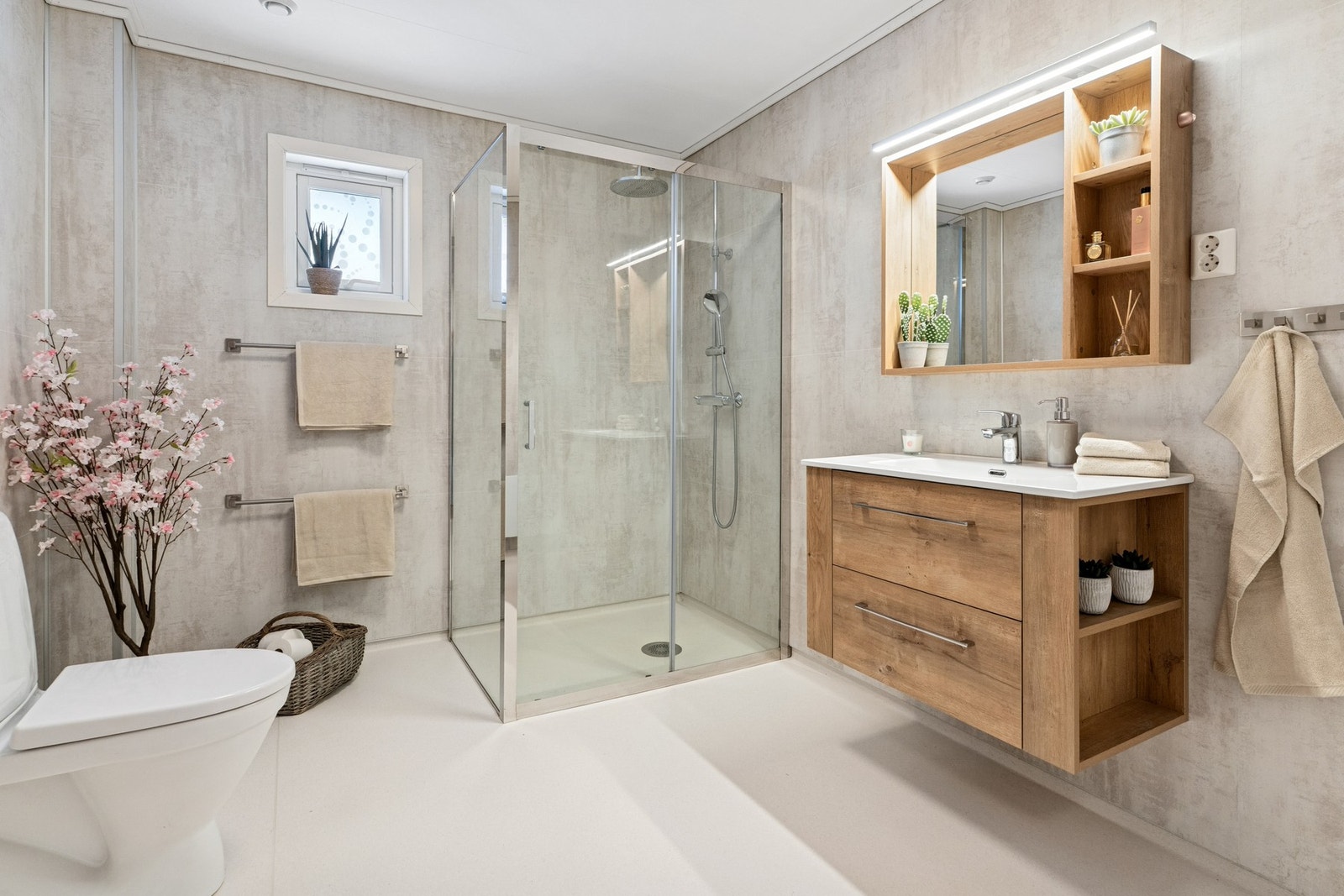 - Baderommet i hovedetasjen ble oppgradert i 2020, badet har dusjvegger, toalett og servant - Galleribilde