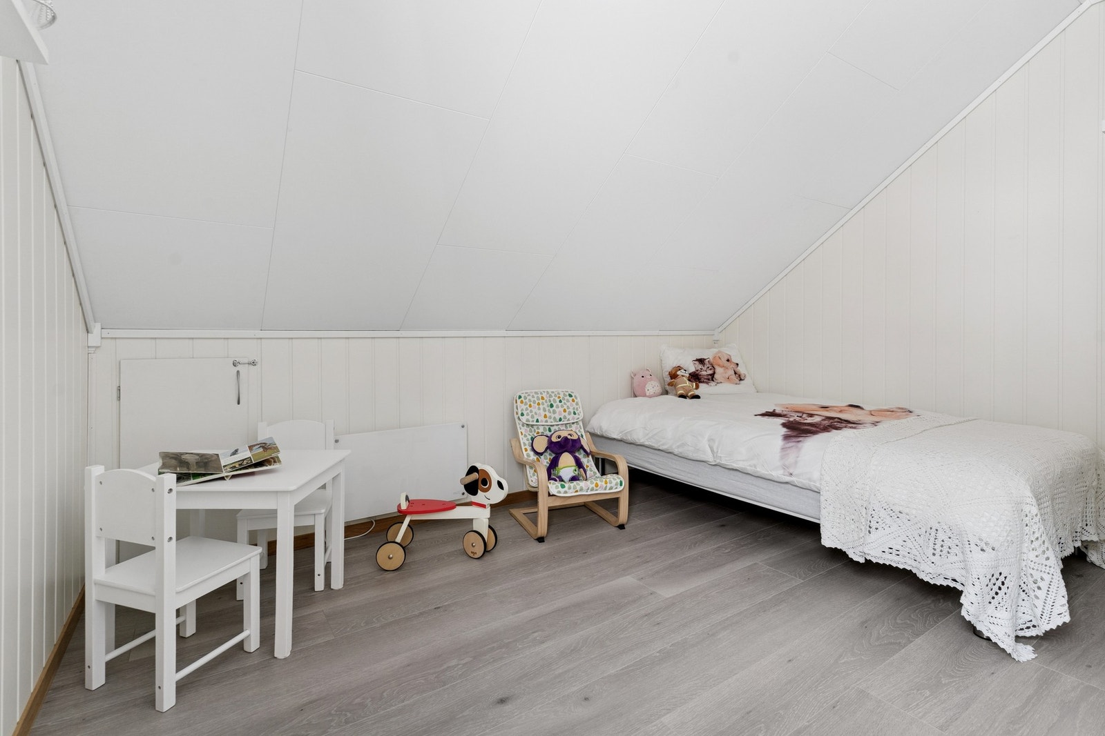 - Soverom to på loftet med panelovn - Galleribilde