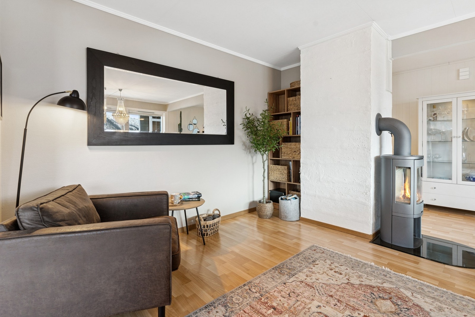 - En liten krok hvor du kan slappe av med kaffe eller lese en bok, du har også vedovn som gir god varme i stuen - Galleribilde