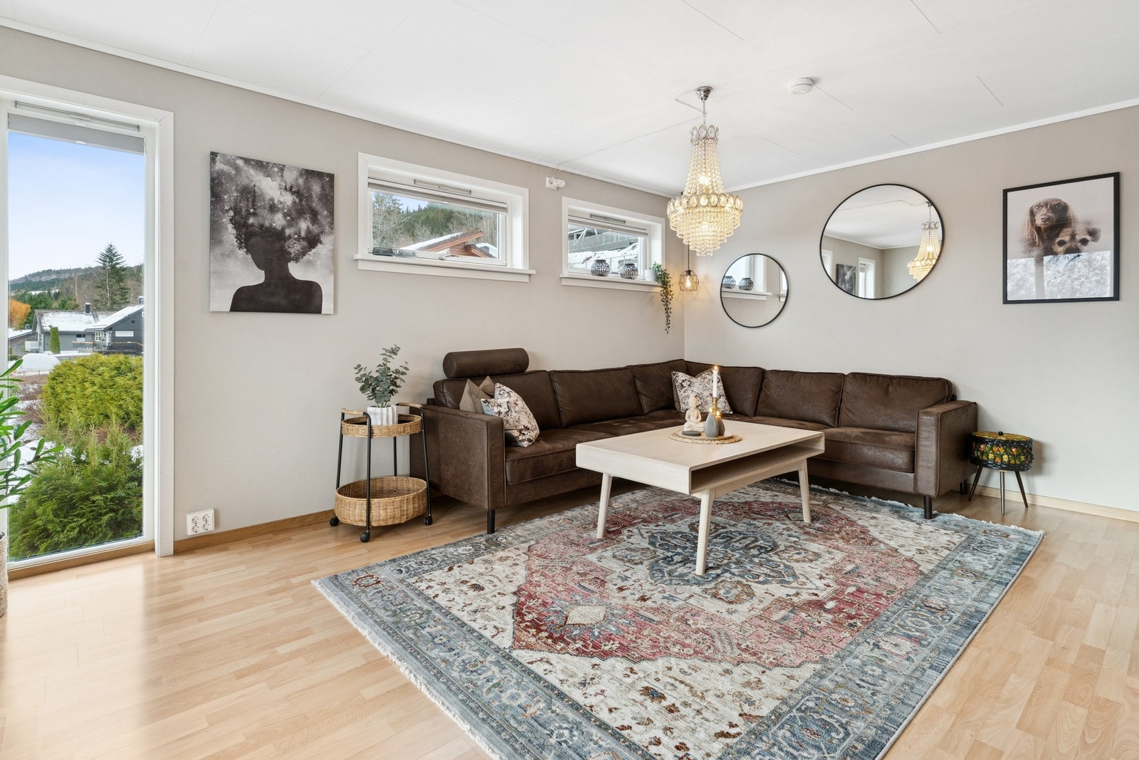 - Stue med lyse og flotte farger, samt flere vinduer som gir rikelig med naturlig lys - Galleribilde