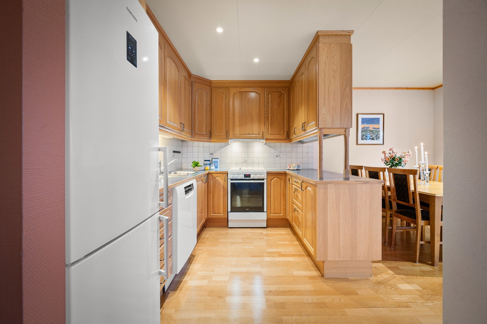 Kjøkkeninnredning med profilerte eikefronter og benkeplate av laminat Galleribilde