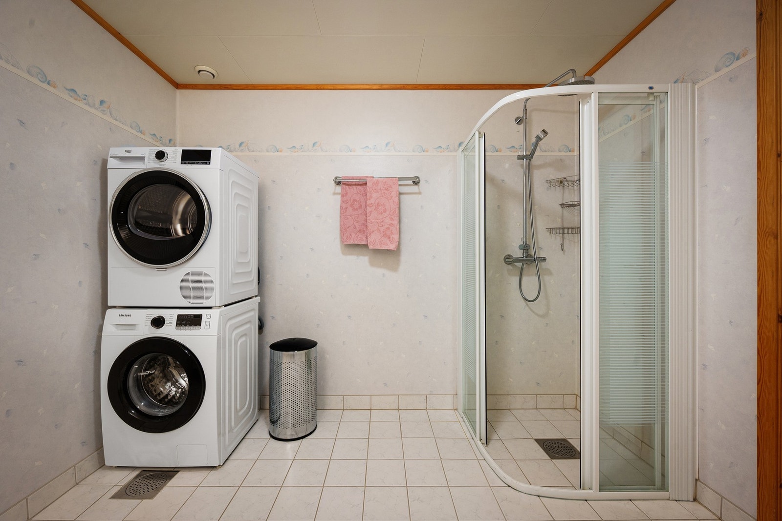 I tillegg til servantinnredning og toalett, er det dusjkabinett og røropplegg til vaskemaskin og tørketrommel Galleribilde