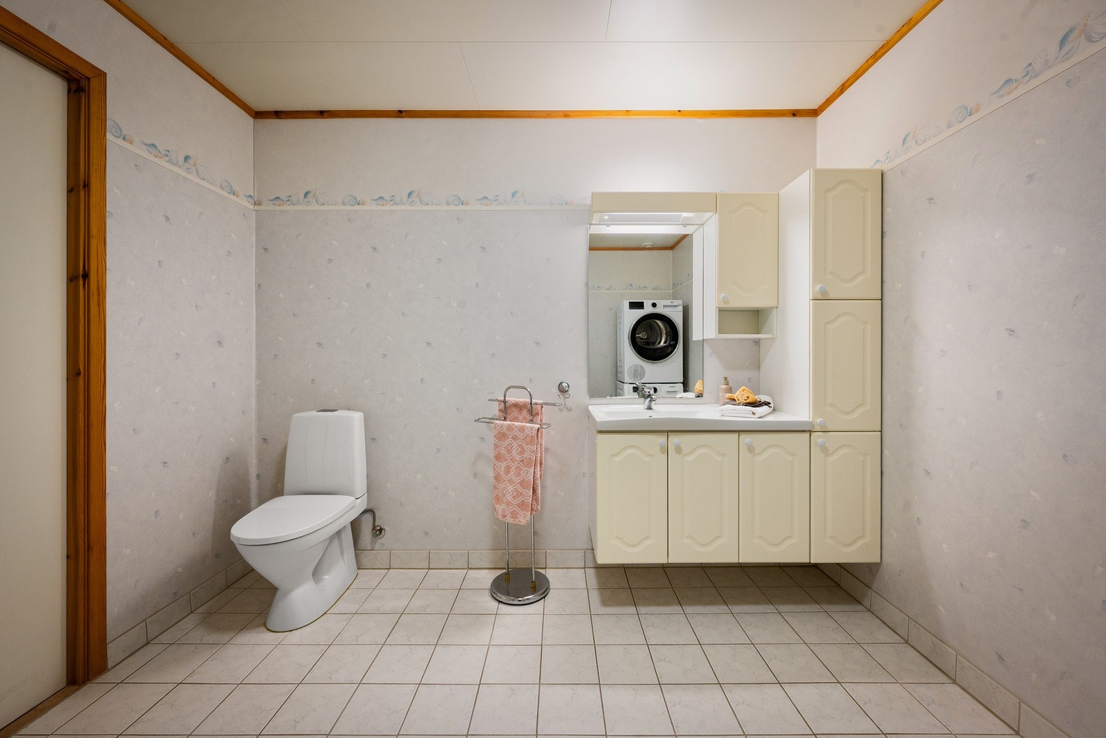 Gulvet er flislagt med varmekabler Galleribilde