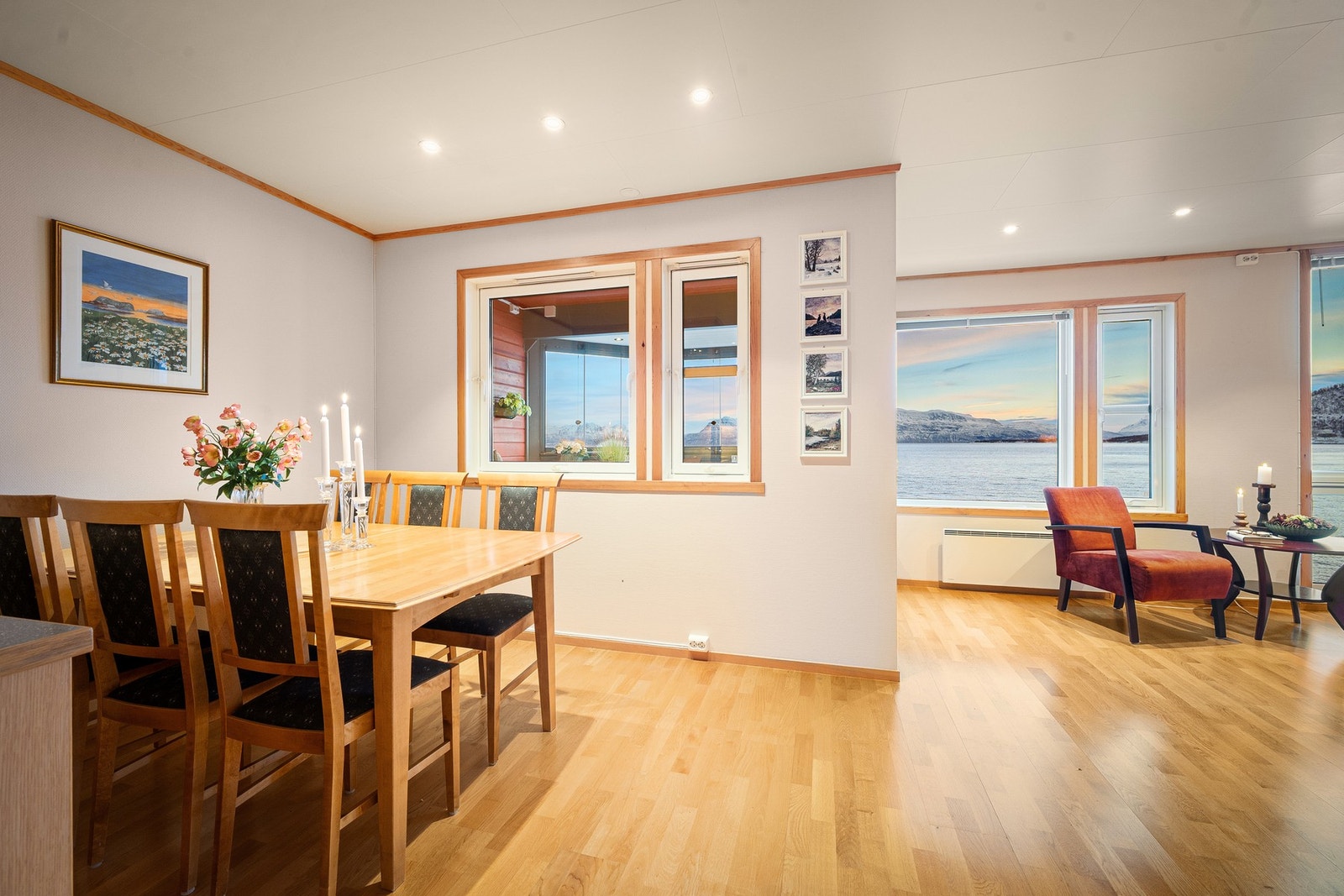 Meget godt lysinnslipp gjennom vinduene og god belysning med downlights i taket Galleribilde