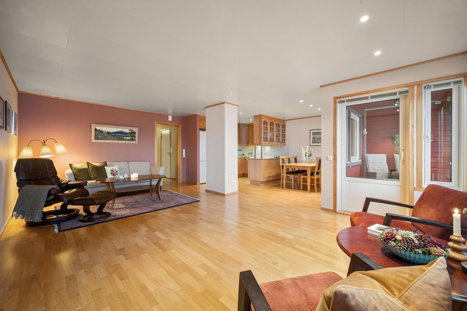 Den åpne planløsningen er både effektiv og sosial Galleribilde