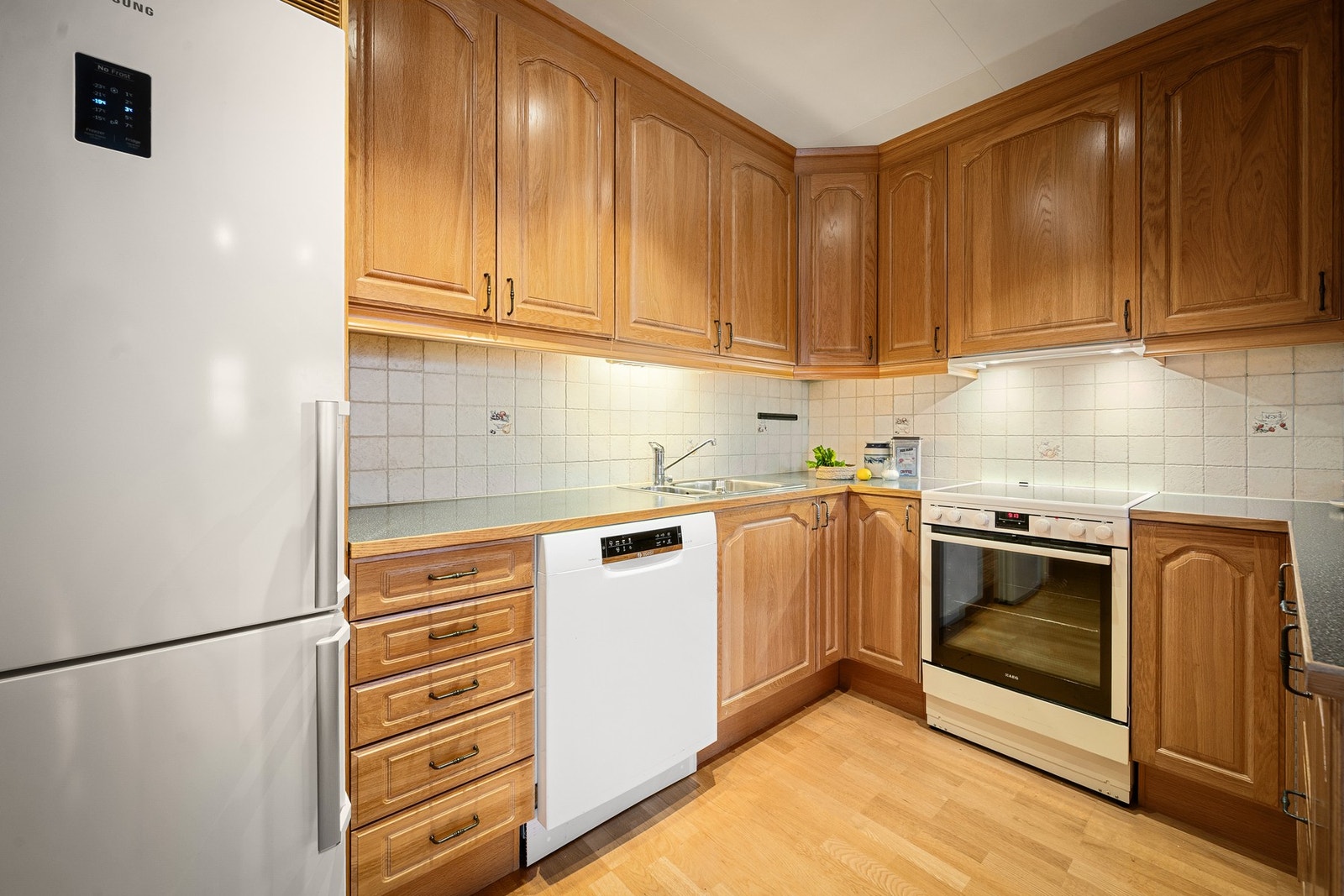 Kjøkken har god plassutnyttelse med takhøye overskap Galleribilde