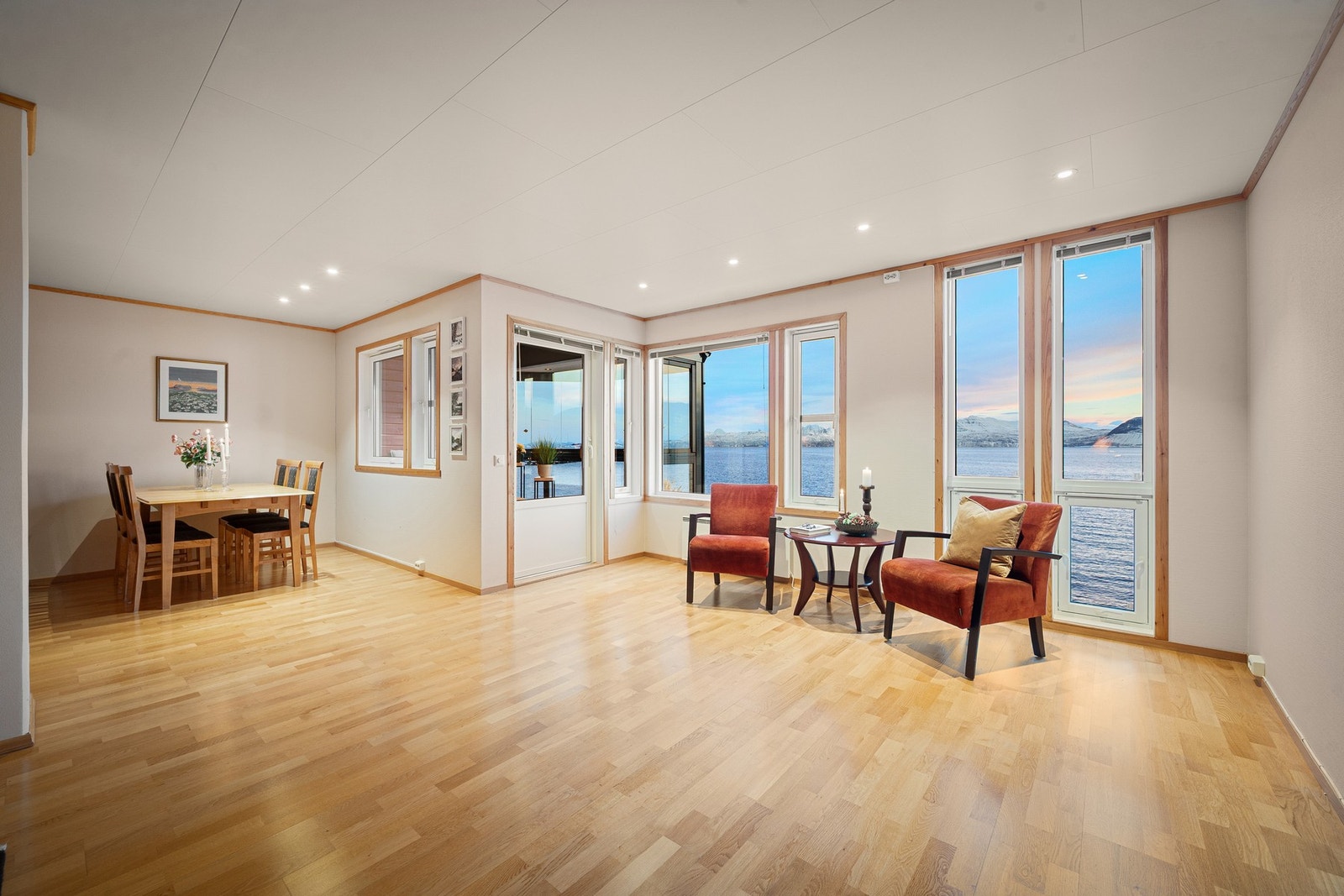 3-roms leilighet ved Samasjøen med strålende havutsikt! Galleribilde