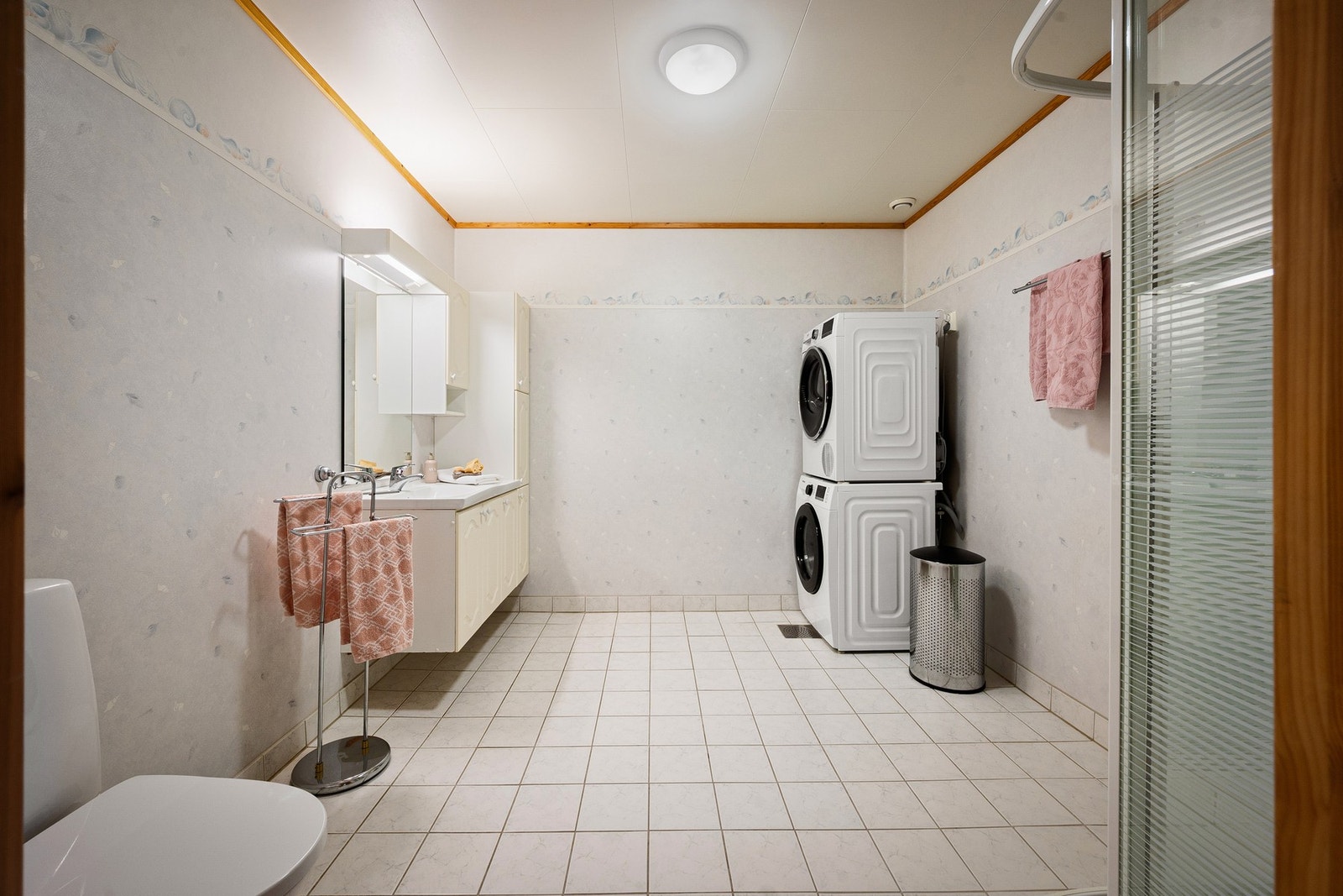 Kombinert bad og vaskerom av god størrelse Galleribilde