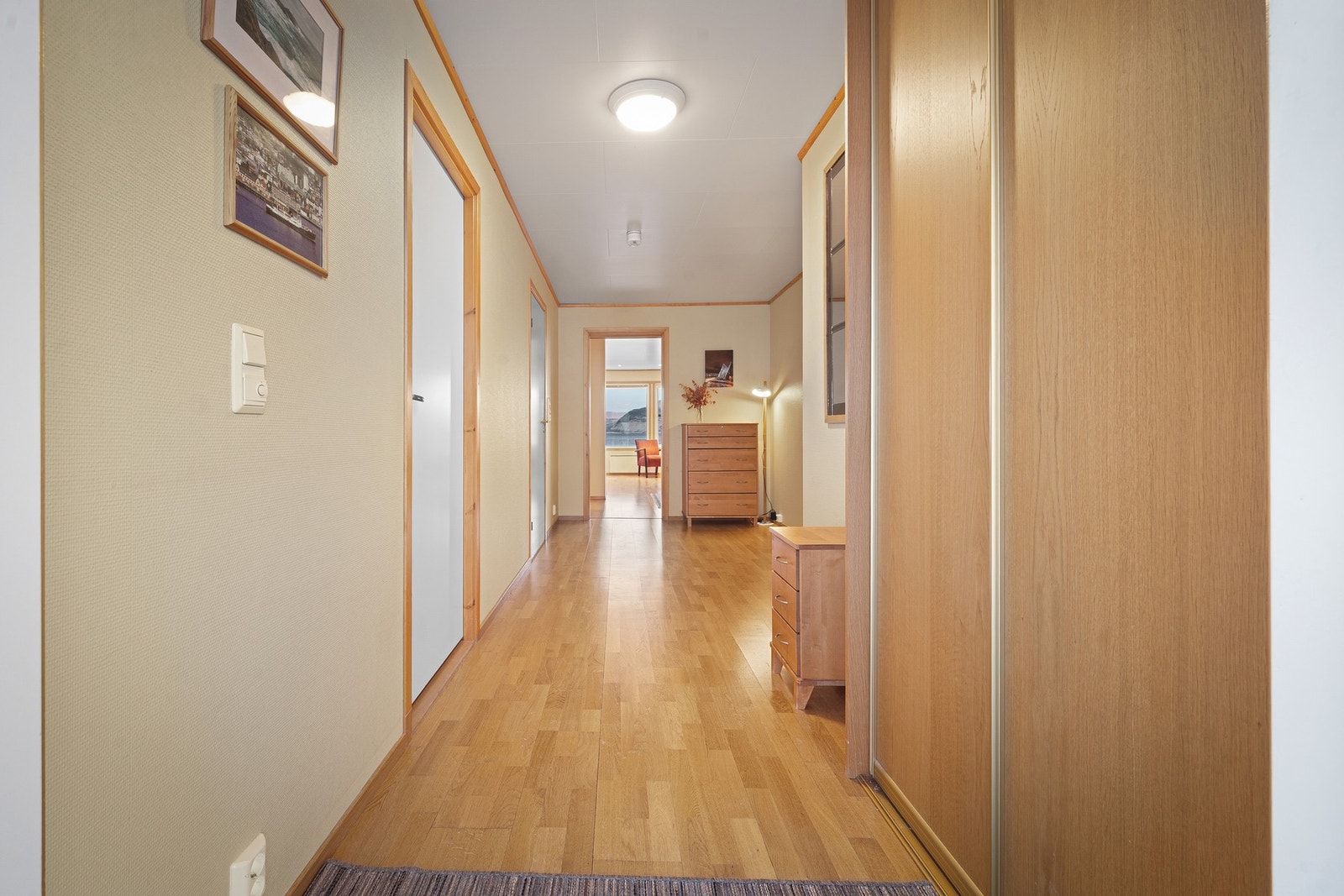 Skyvedørsgarderobe rett innenfor døra gir praktisk lagring av yttertøyet! Galleribilde