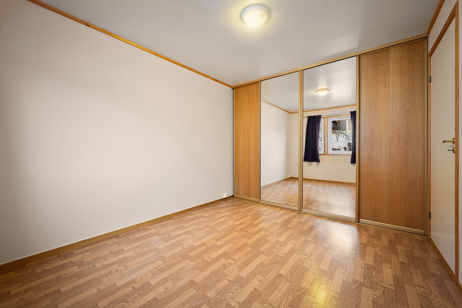 Soverom 1 har innebygd skyvedørgarderobe Galleribilde