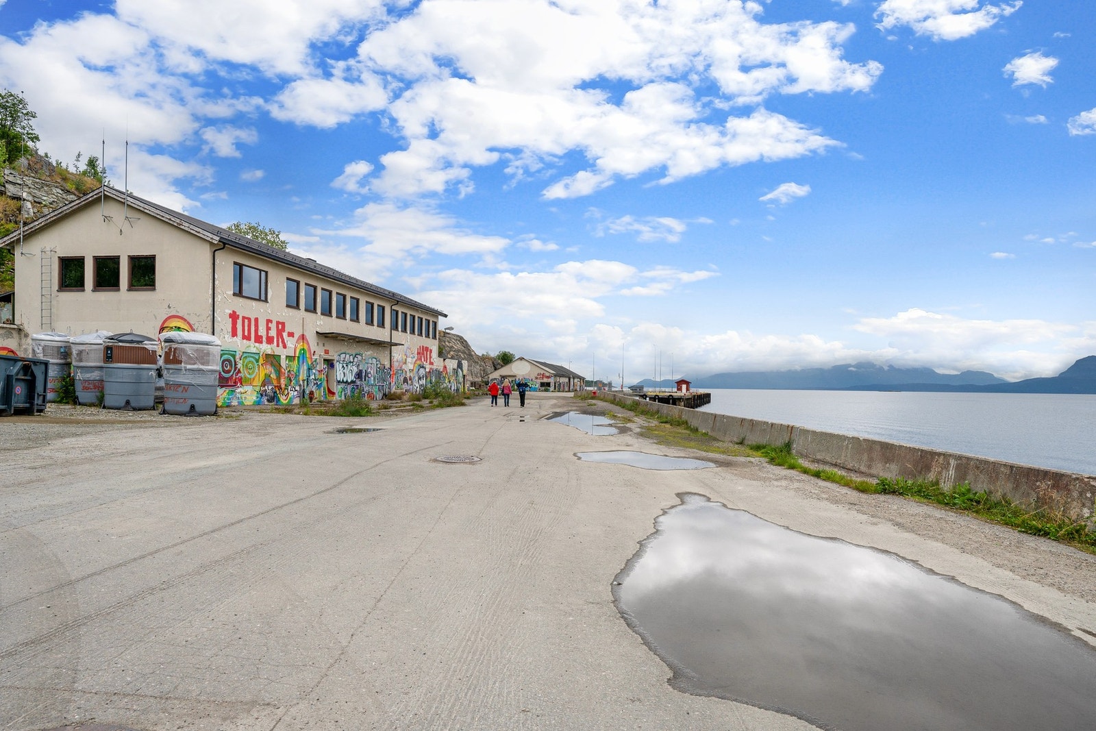 Med Stien langs sjøen rett utenfor kan du spasere i trivelige omgivelser mot Trondenes kirke og historiske senter Galleribilde