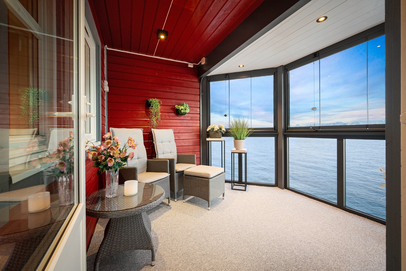 Balkongen ble innglasset i 2025 og har åpningsbare vinduer Galleribilde