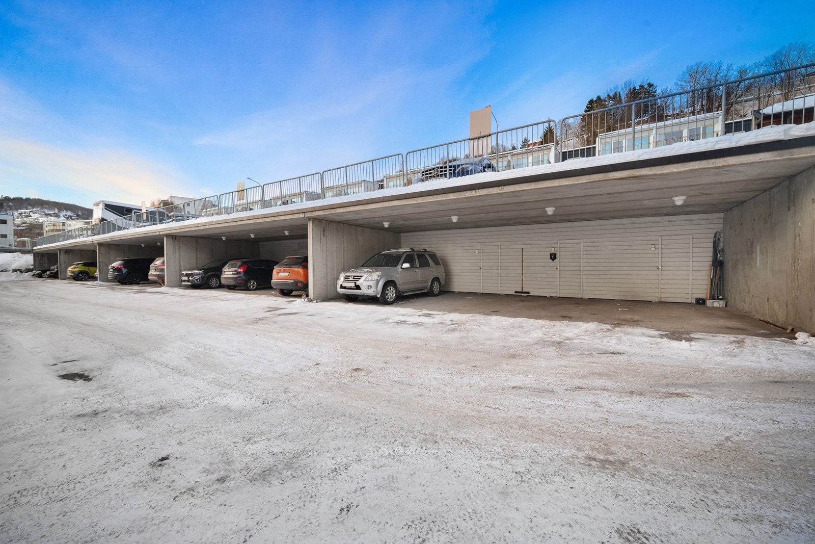 Andelseier disponerer parkeringsplass i carport-anlegg med bod innenfor Galleribilde