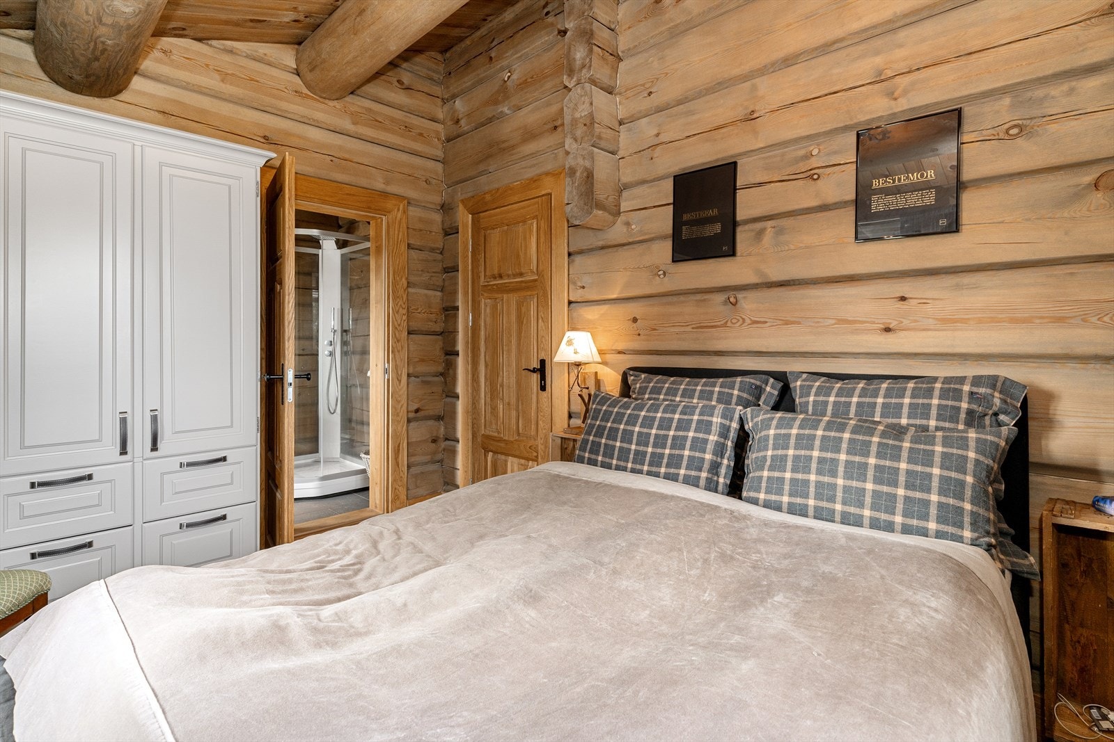 Hovedsoverom med direkte adkomst til bad. Soverommet har god plass til dobbeltseng samt klesskap. Galleribilde