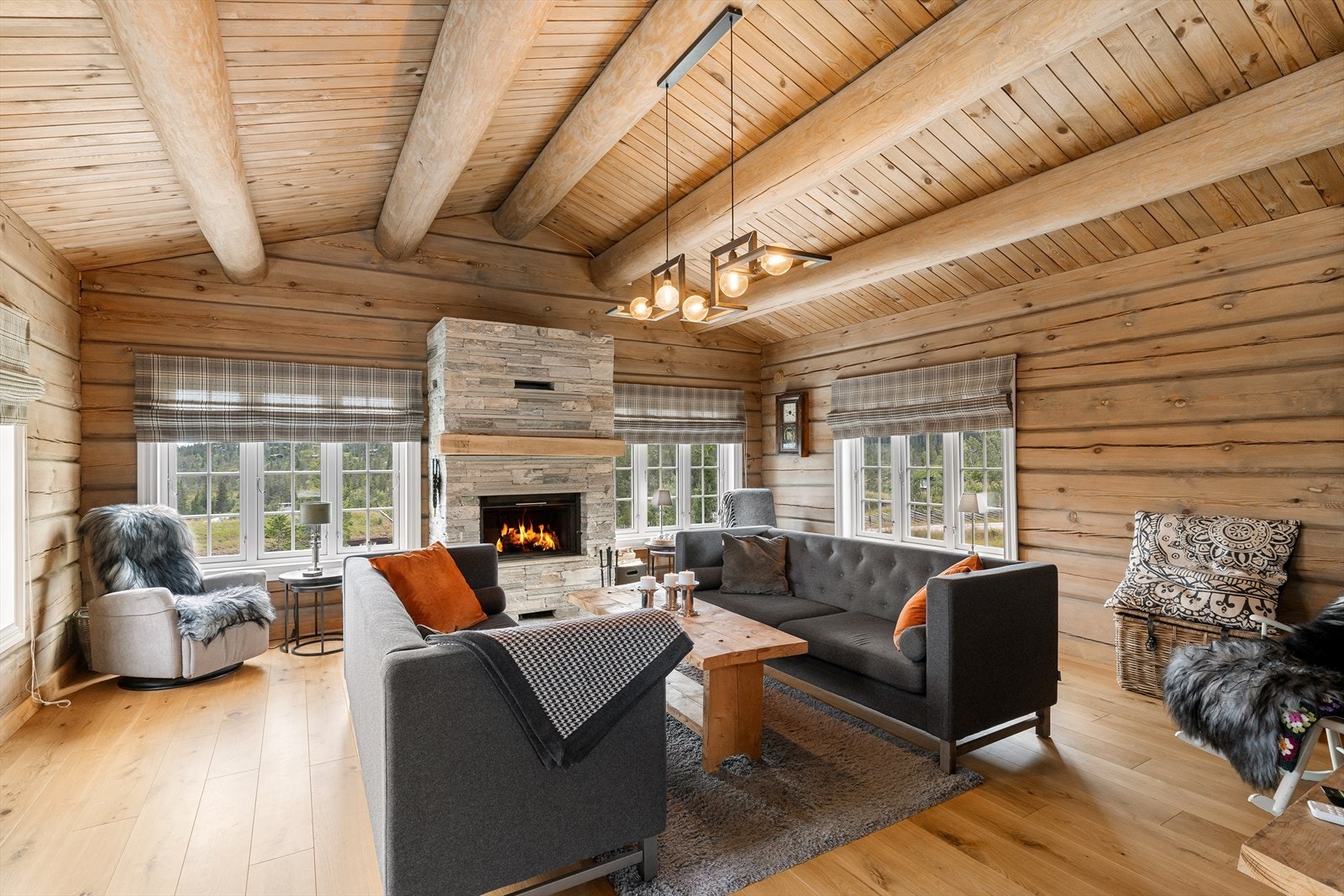 Stor stue med god plass til sofagruppe. Stuen har peis forblendet med skifer og kraftig eikestokk som en flott ekstra detalj. Galleribilde