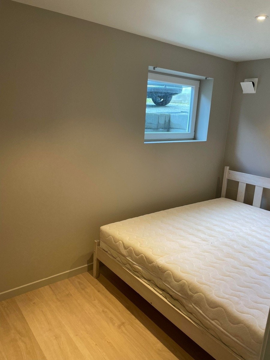 Soverom plass til dobbeltseng, skap og speil. 2 Vinduer Galleribilde