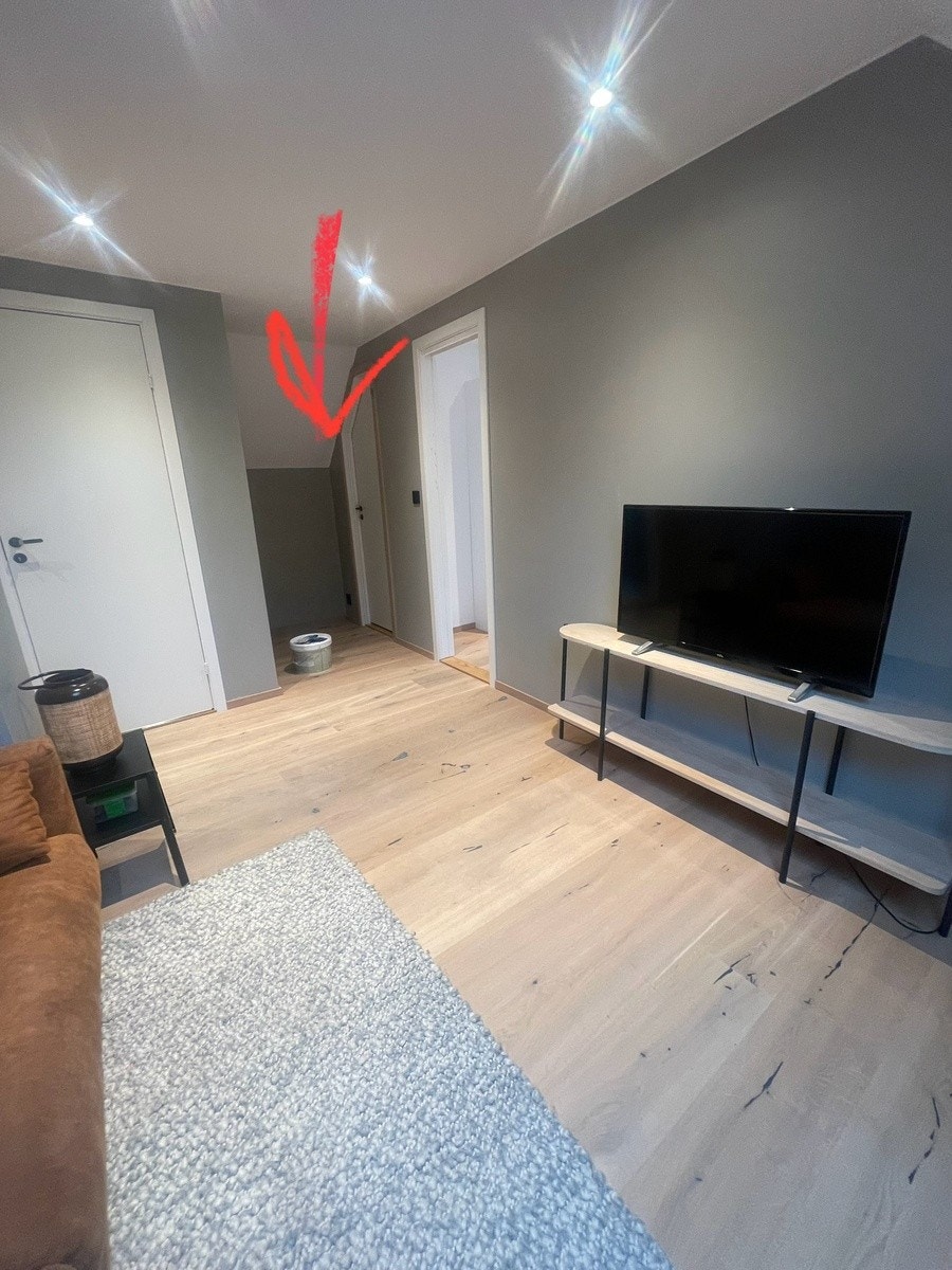 Del av stue og inngang til bod Galleribilde