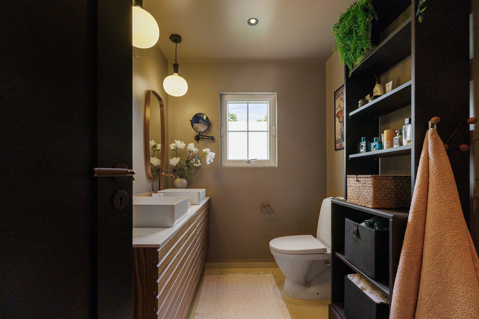 Badet i hovedetasjen ble oppgradert i 2024 med microsement på gulv og vegger, dobbel servant, gulvstående toalett og dusjsone med sluk. Mekanisk avtrekk i himling. Galleribilde