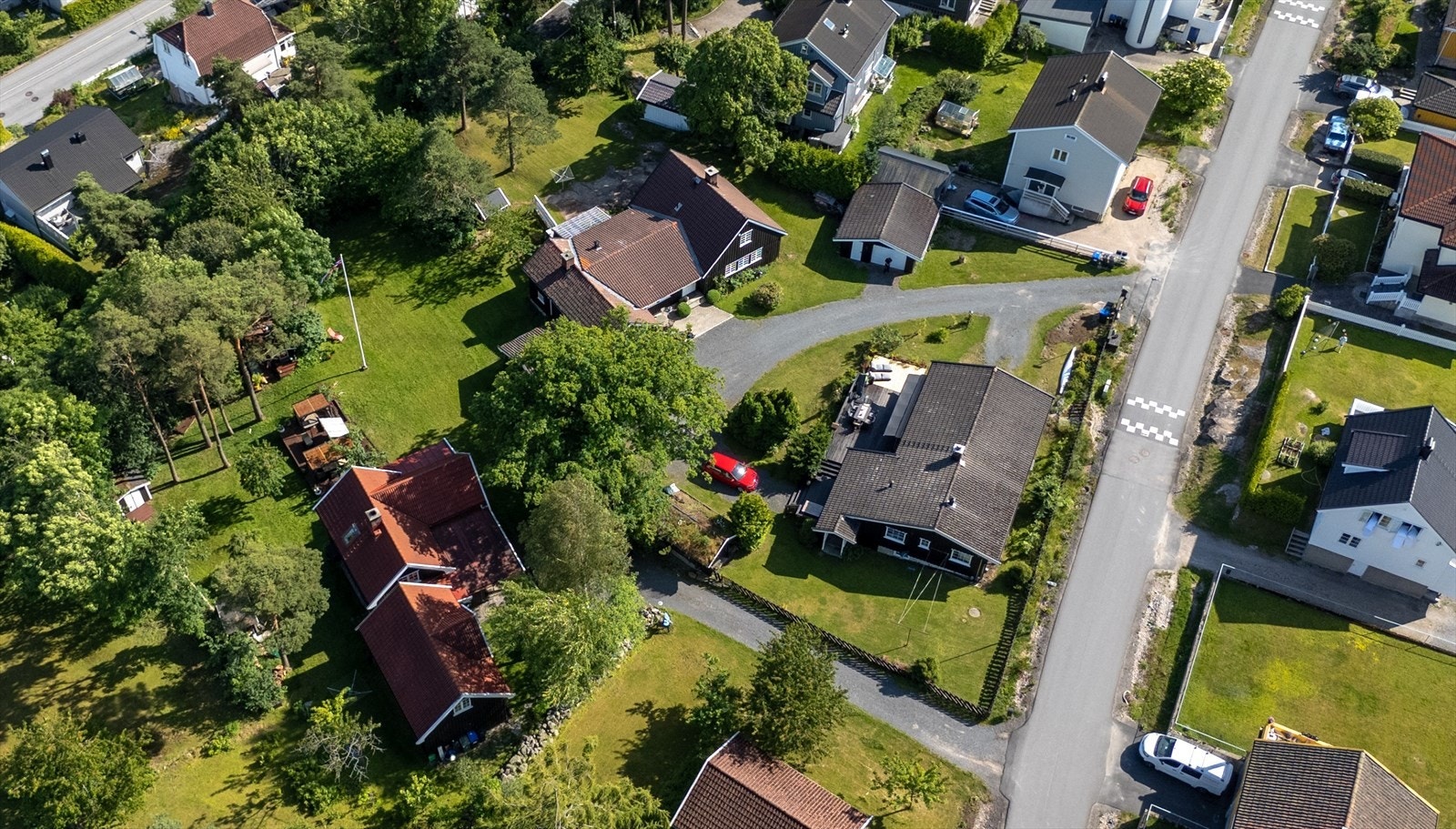 Eiendommen ligger i et etablert boligområde på Åsebråten, med kort vei til Fredrikstadmarka, skole, barnehage og dagligvare. Sentrumsområdet nås til fots på ca. 15 minutter. Galleribilde