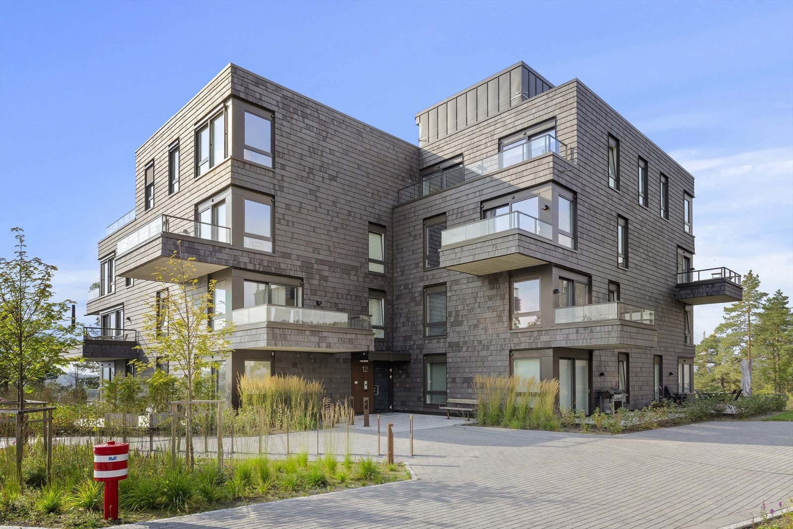Bygget er oppført i 2023 og har en moderne fasade kledd hovedsakelig med skjermtegl. Galleribilde