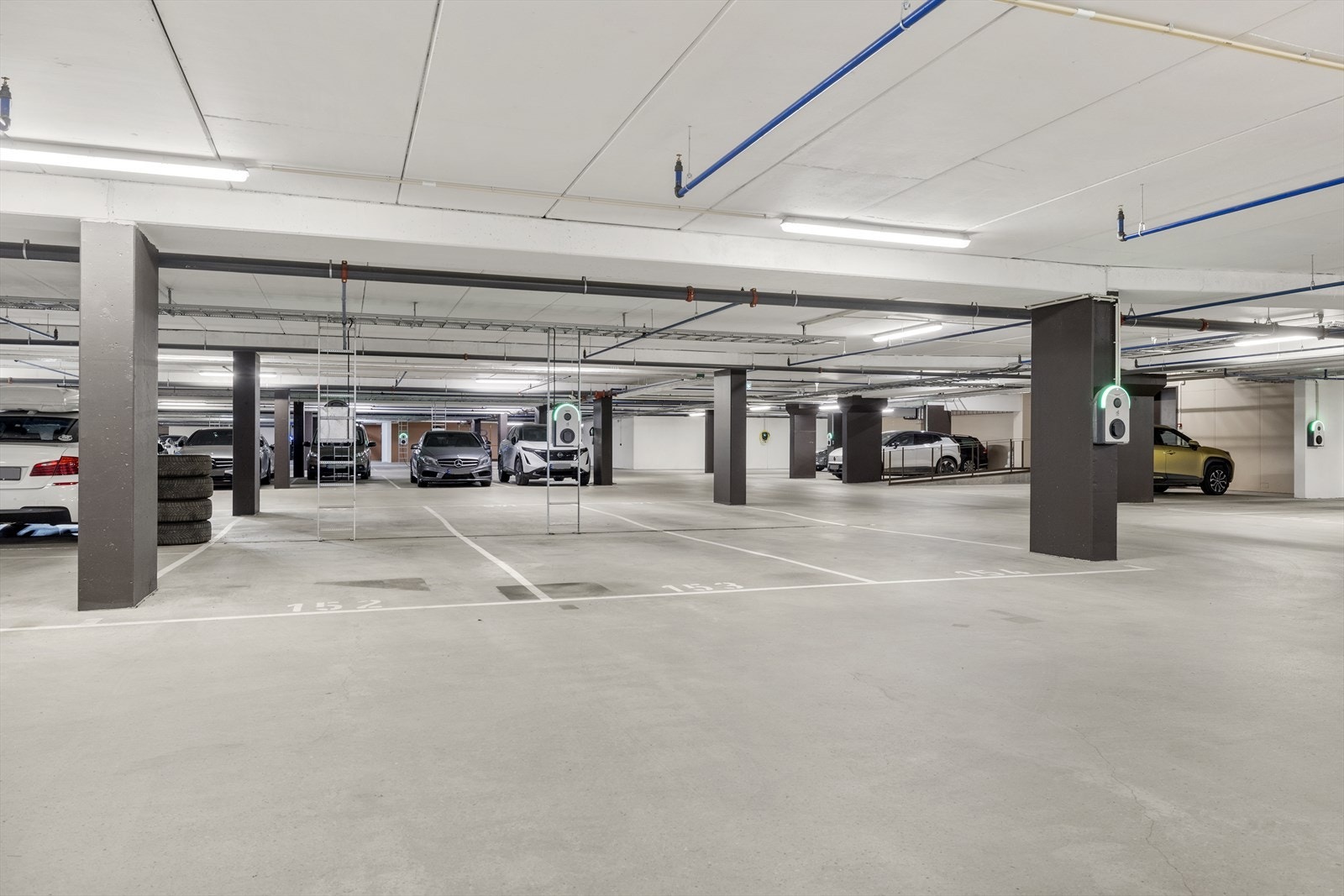 Det medfølger en fast plass p-plass (nr. 153) i felles garasjeanlegg med installert elbillader. Galleribilde