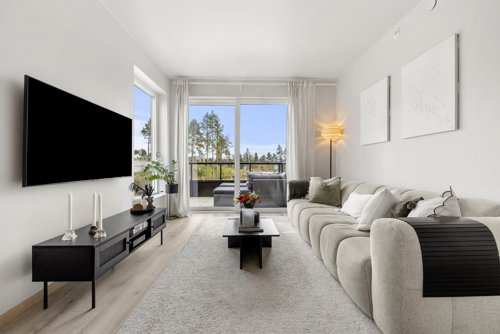 Rommet er enkelt å møblere med plass til både sofagruppe og TV-seksjon. Galleribilde