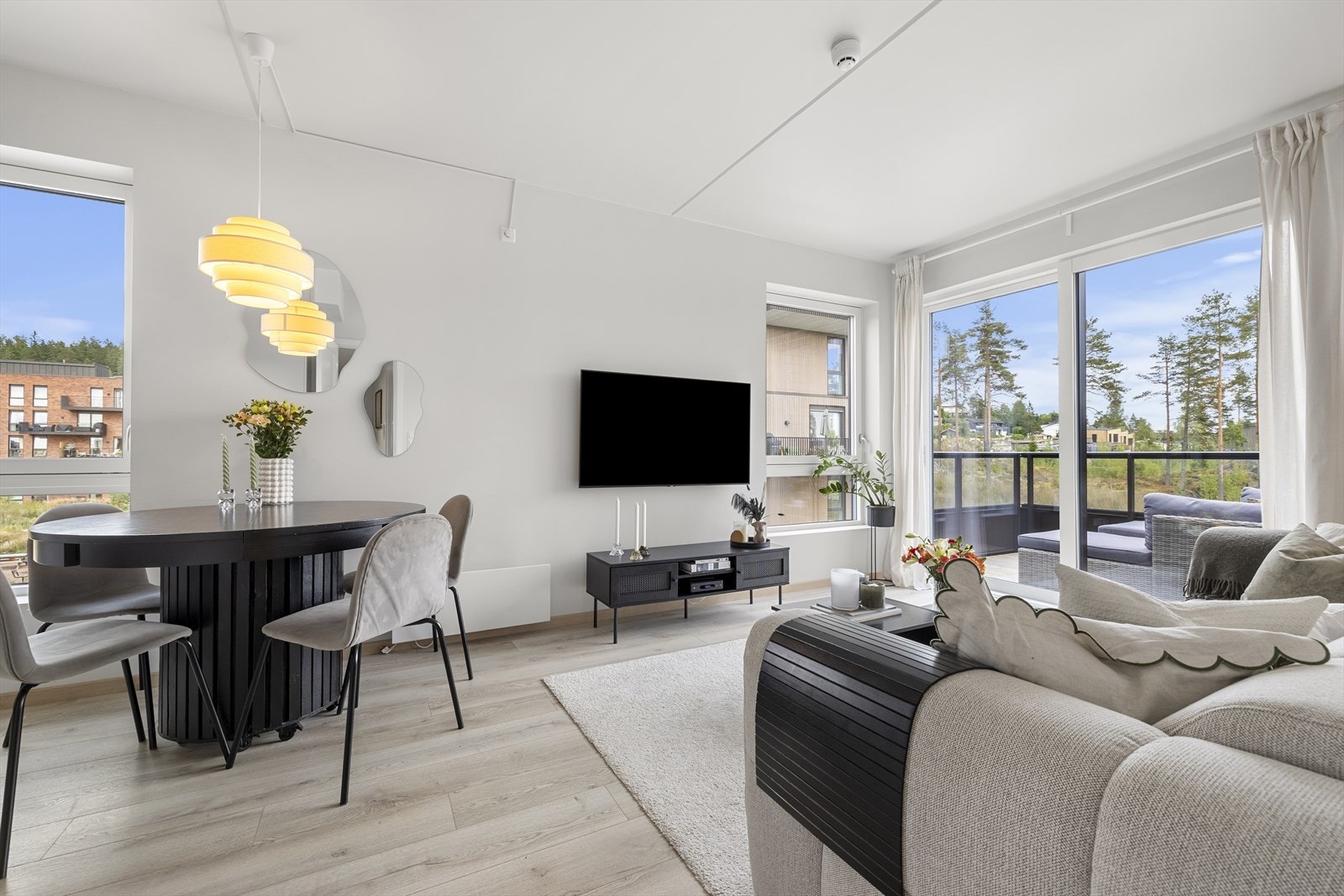 Stuen er det sentrale rommet, med store vindusflater som slipper inn rikelig med naturlig sollys. Galleribilde