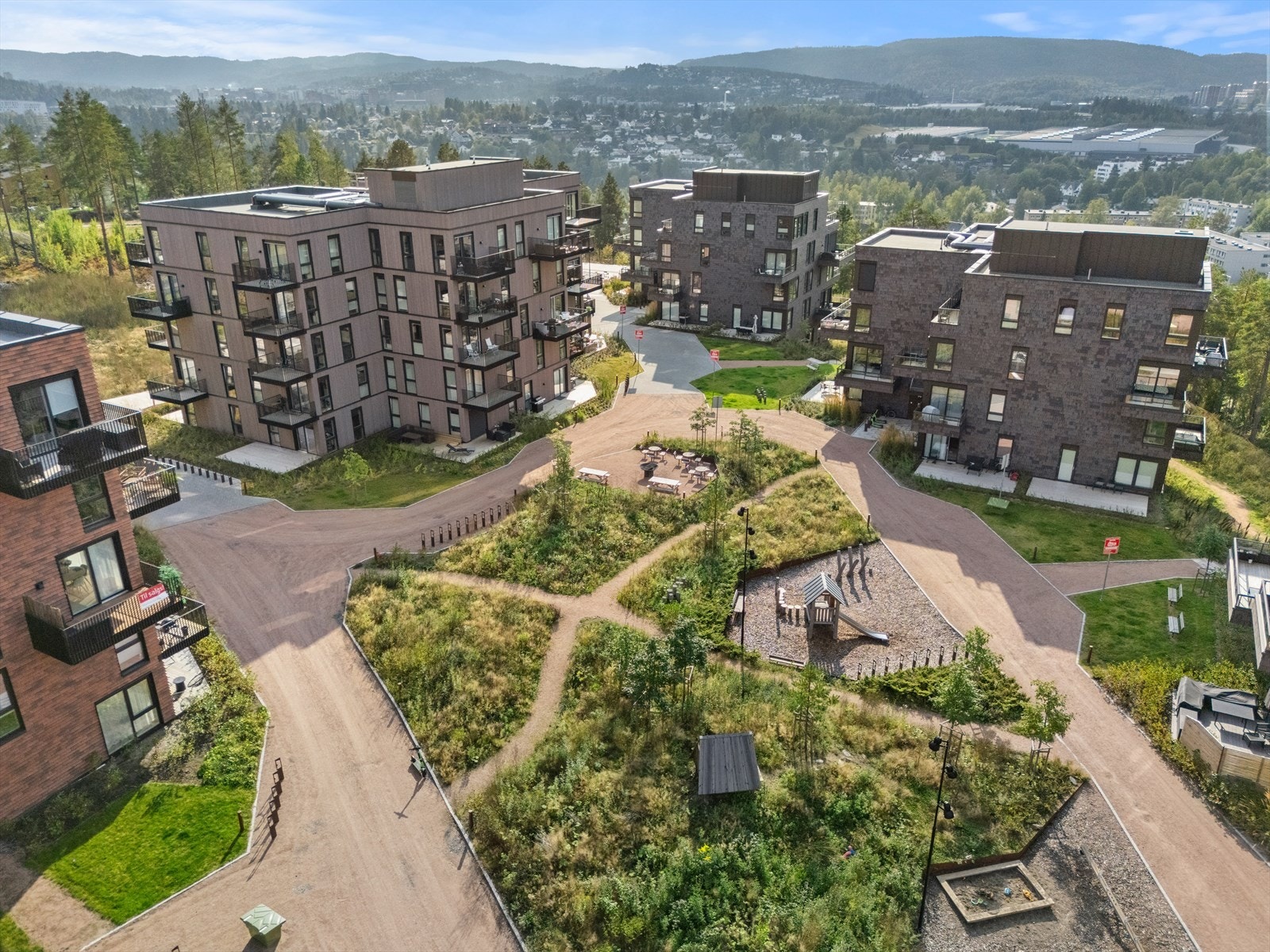 Området har umiddelbar nærhet til skog og mark med gode turmuligheter. Galleribilde