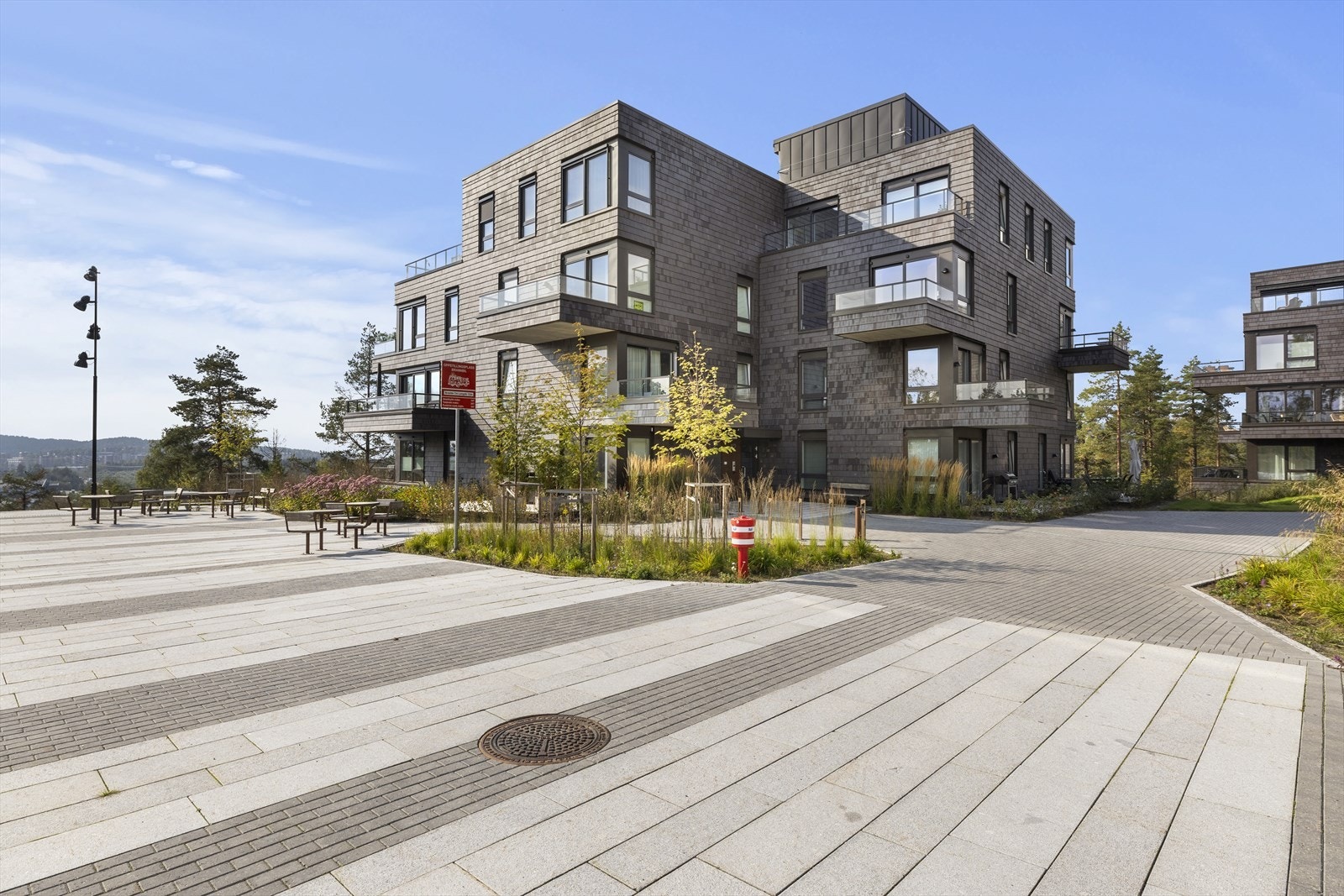 Store og åpne plasser mellom bygningene skaper et luftig og trivelig bomiljø. Galleribilde