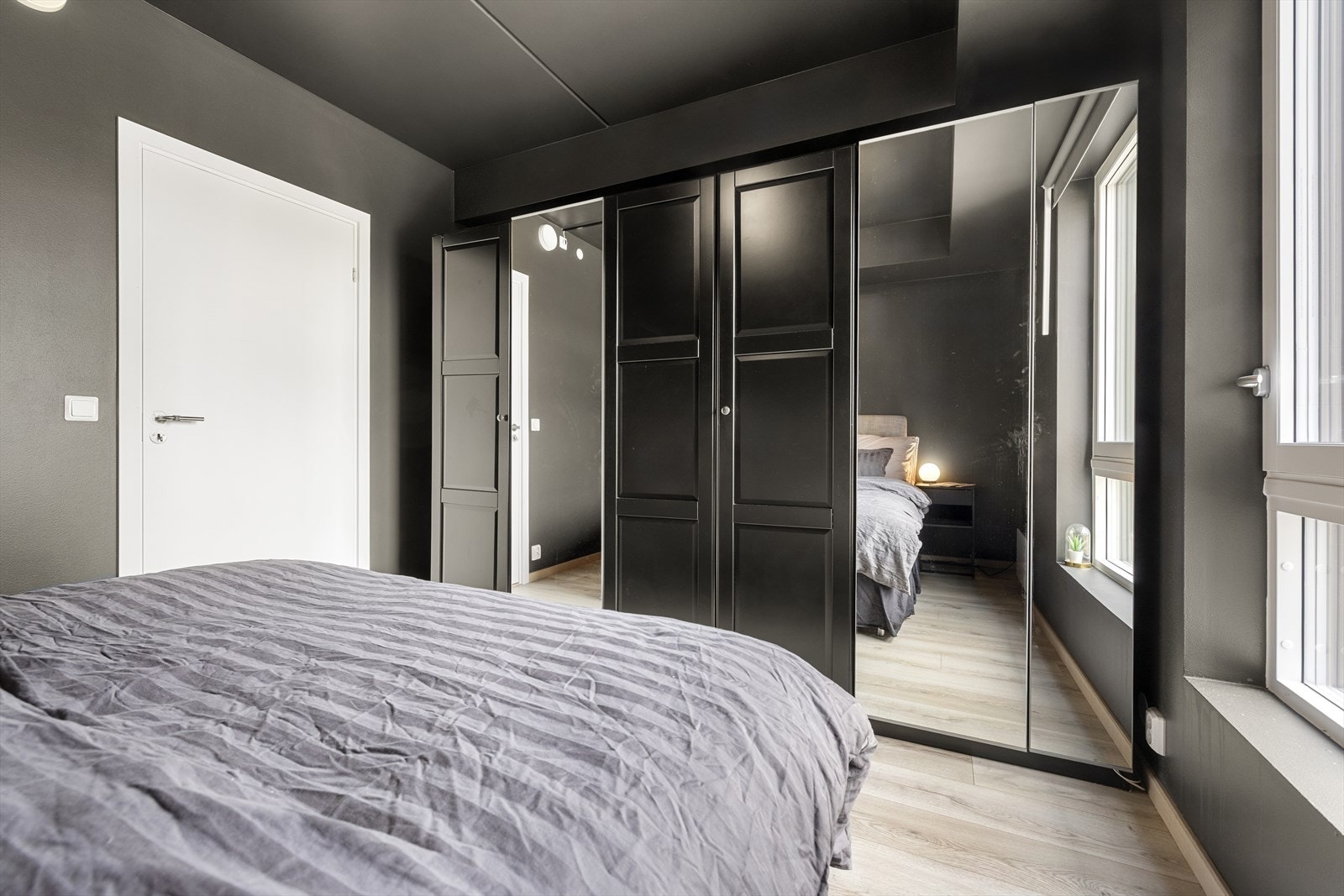 Det er en romslig garderobeløsning med speilfronter på noen av dørene. Galleribilde