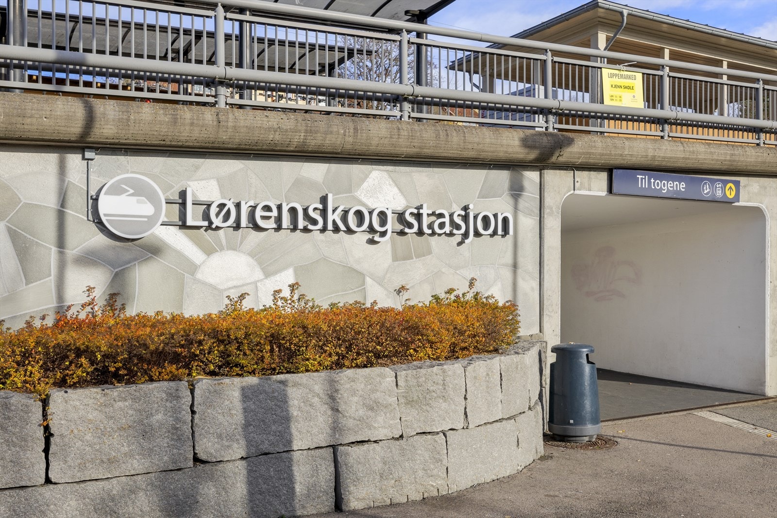 Lørenskog stasjon er kun 1 km unna, noe som gir effektiv kollektivtransport til blant annet Oslo og Lillestrøm. Galleribilde
