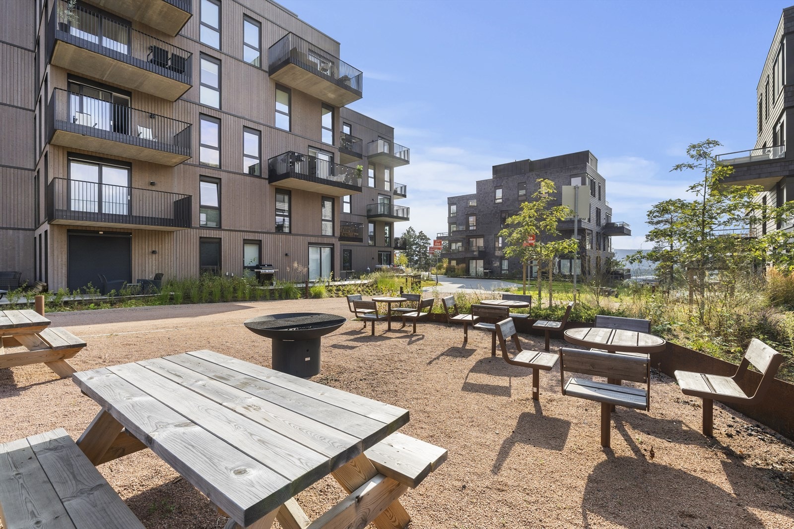Sameiet har flere felles grillplasser og sosiale soner tilgjengelig for beboerne. Galleribilde