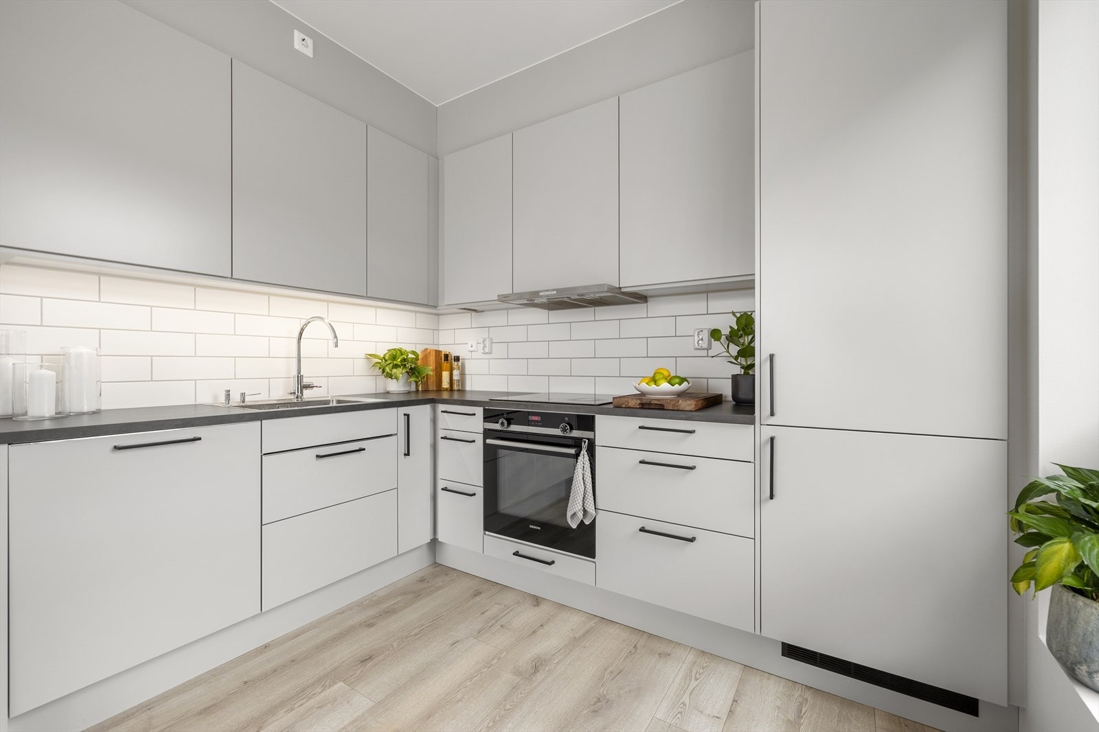 Kjøkkenet er utstyrt med integrerte hvitevarer som komfyr, platetopp, oppvaskmaskin og kjøl/frys. Galleribilde