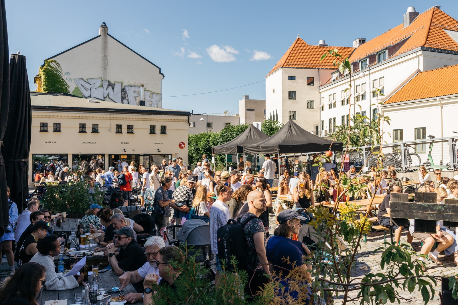 Myldrende liv på torget under Gamlebyen Gatefest 2025 Galleribilde