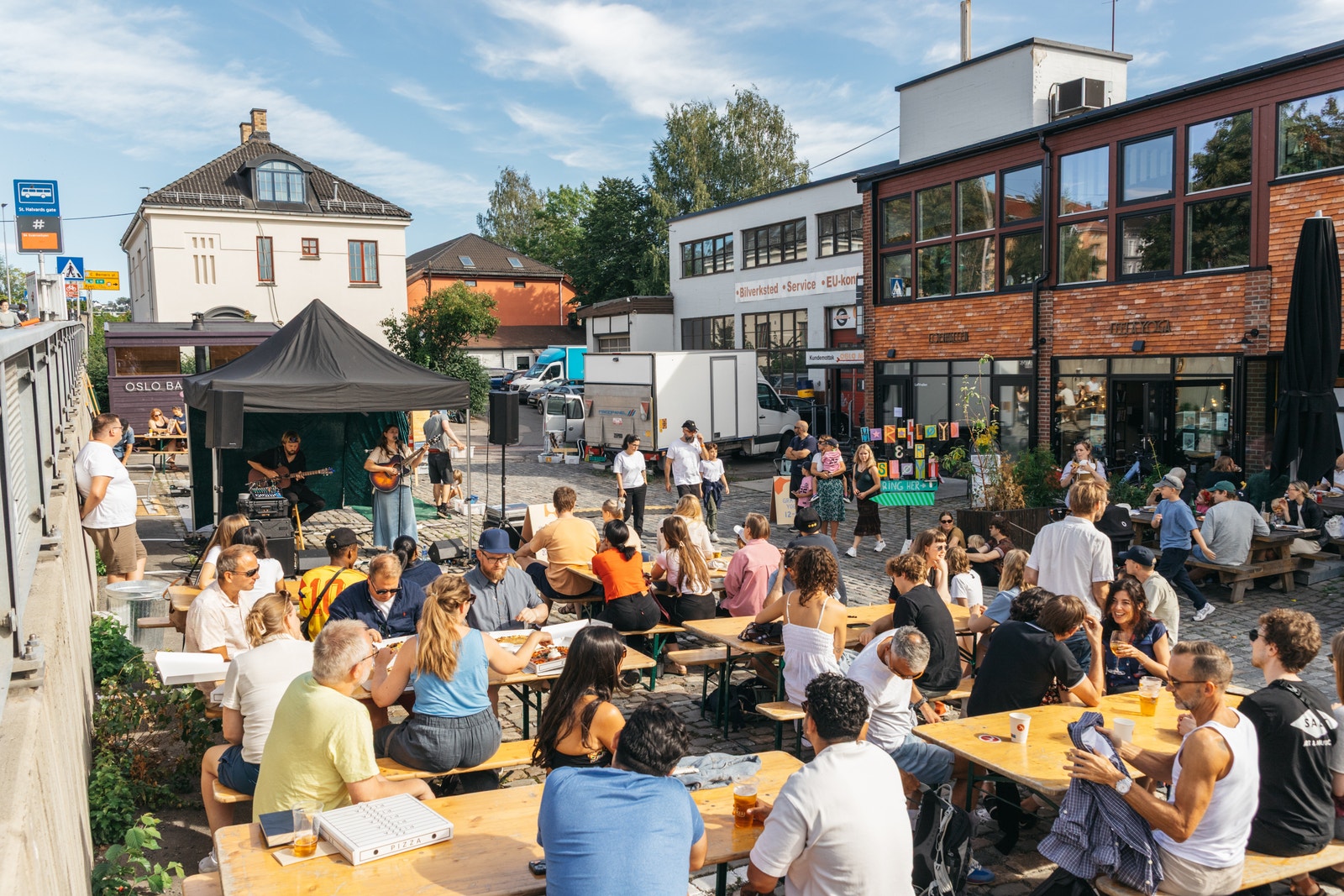 Gamlebyen Gatefest 2025, i bakgrunnen ser man Gamlebyen Villa og Loft C (i rødt) Galleribilde