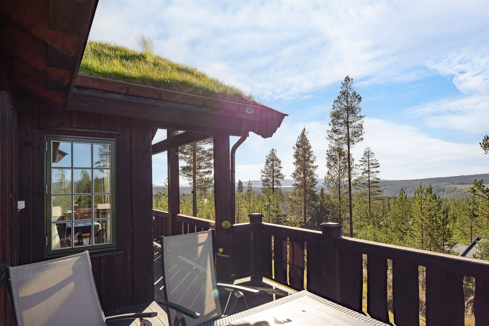 Fra stuen er det utgang til en stor og åpen terrasse på 31 kvm med meget gode solforhold. Galleribilde