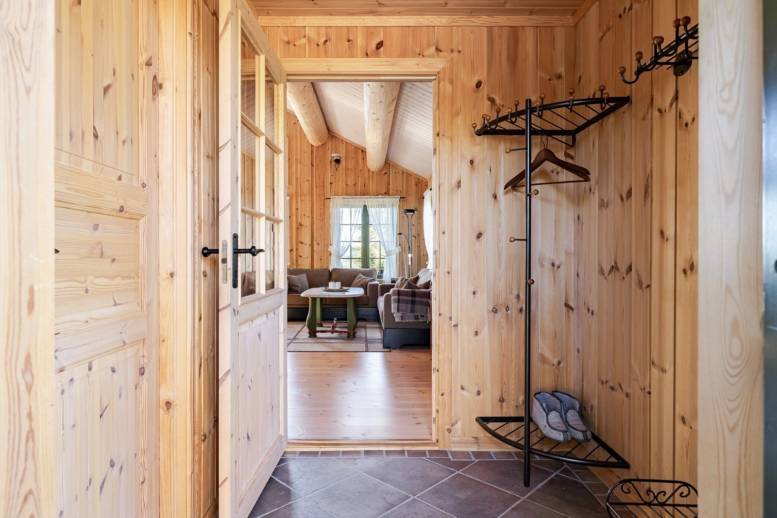 Entreen har godt med garderobeplass samt flislagt gulv med varmekabler. Galleribilde