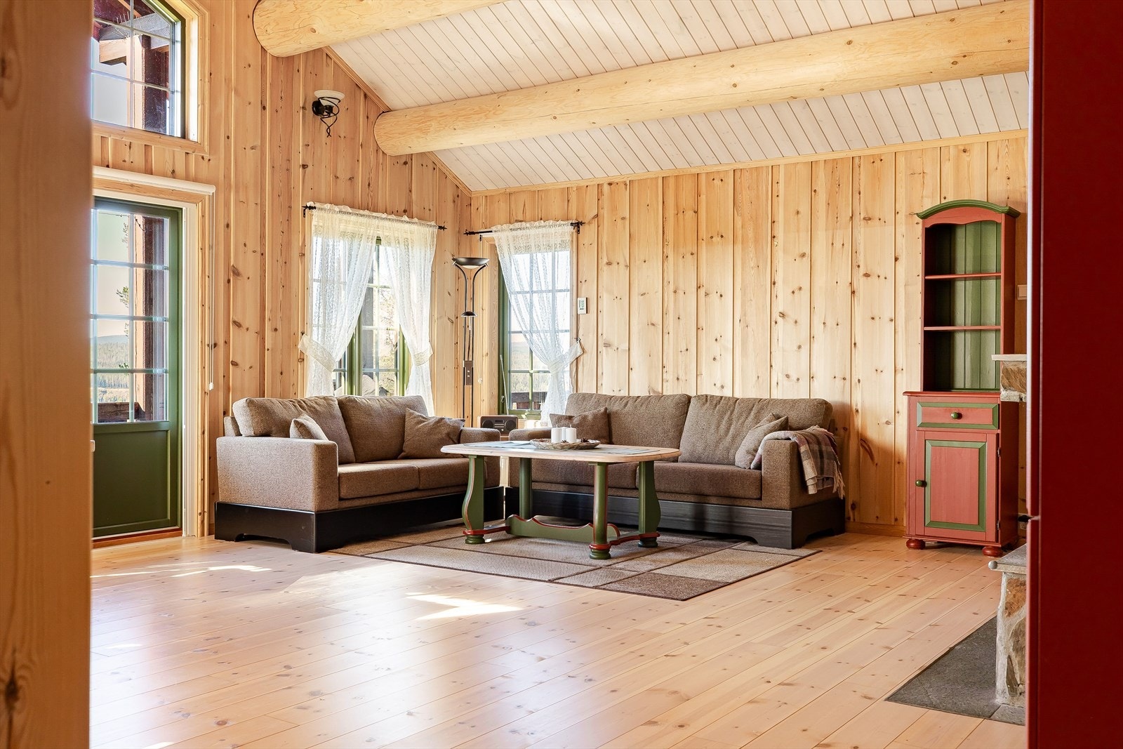 Det er synlige åser i himling, god takhøyde og store vinduer som slipper inn mye naturlig lys. Galleribilde