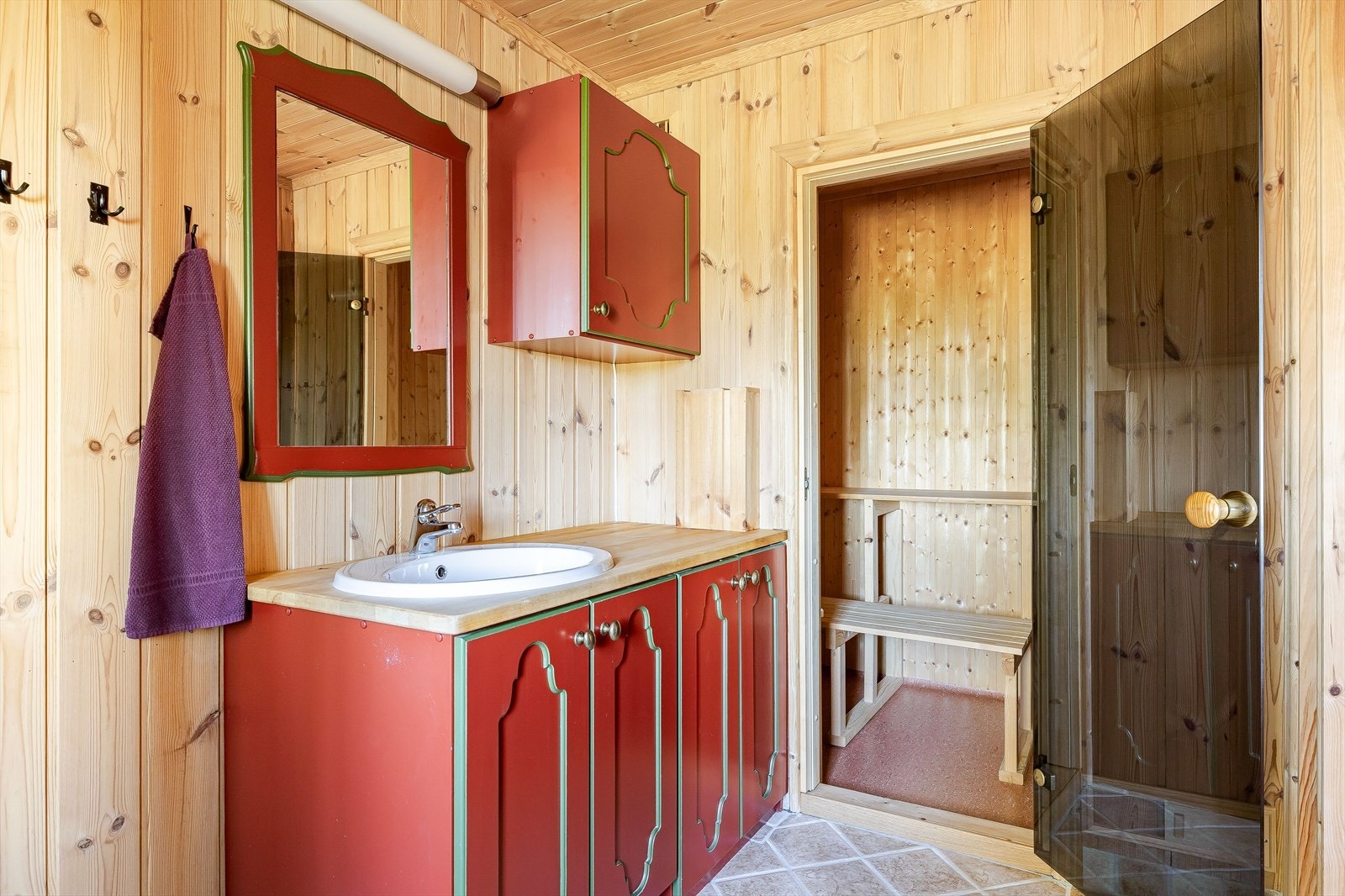 Fra badet er det adkomst til badstue med sittebenker i tre og elektrisk badstueovn. Galleribilde