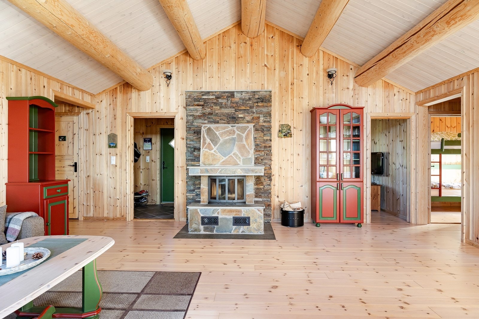 Hytta varmes blant annet opp med vedfyring, fra et flott ildsted med peisinnsats i murt omramming. Galleribilde