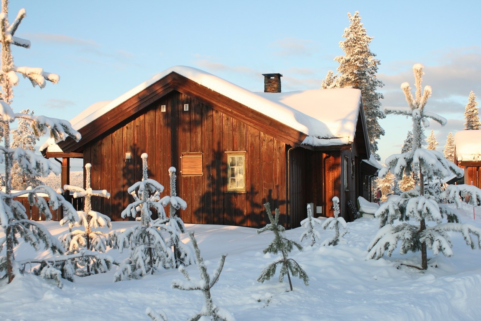Det er bilvei helt frem og denne blir vinterbrøytet (inngår i kostnader til hytteforeningen). Galleribilde