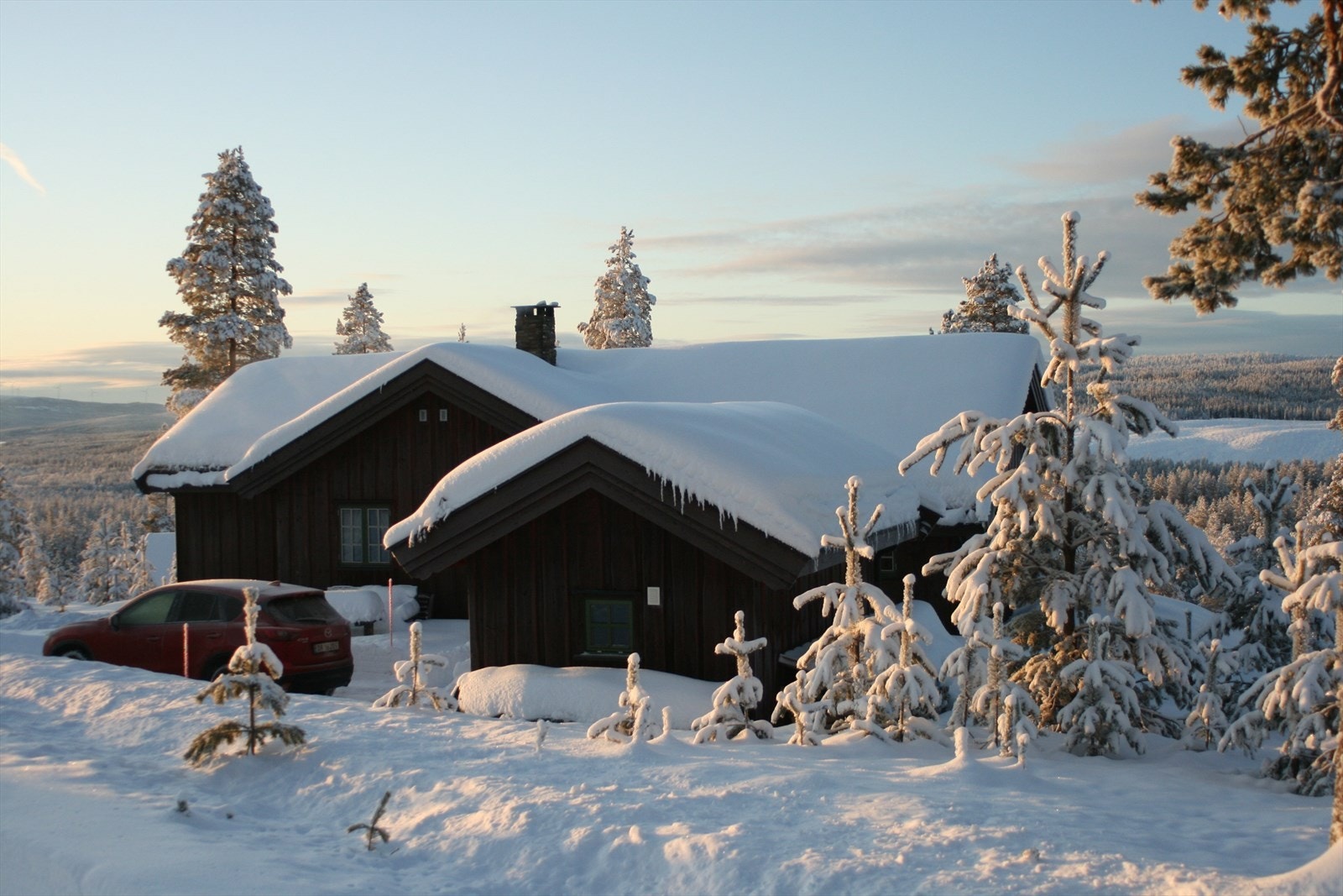 Eiendommen er også bebygd med en praktisk bod hvor man kan oppbevare ski og utstyr samt sykler og annet. Galleribilde