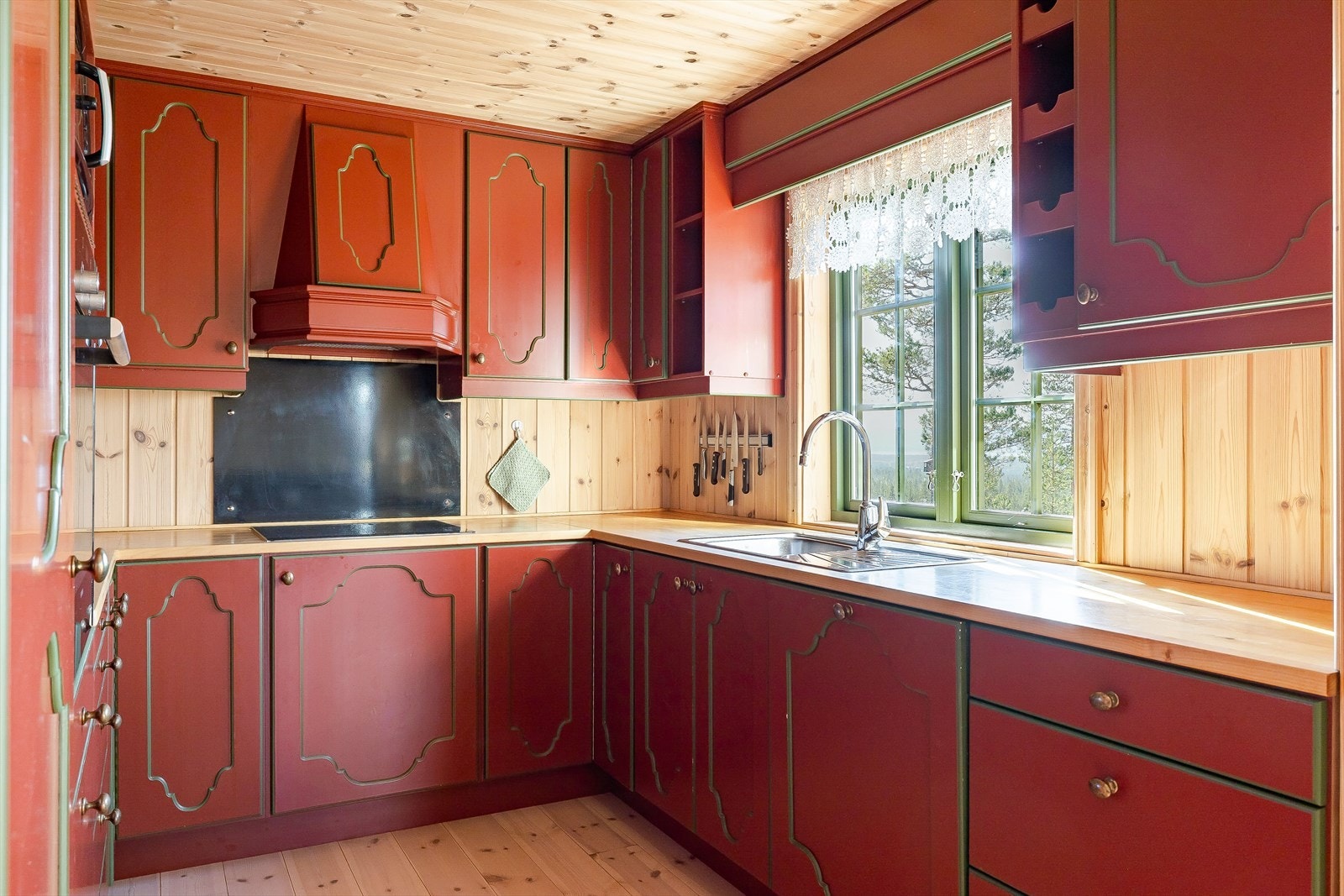 Kjøkkenet er fullt utstyrt med integrerte hvitevarer som medfølger i handelen. Galleribilde