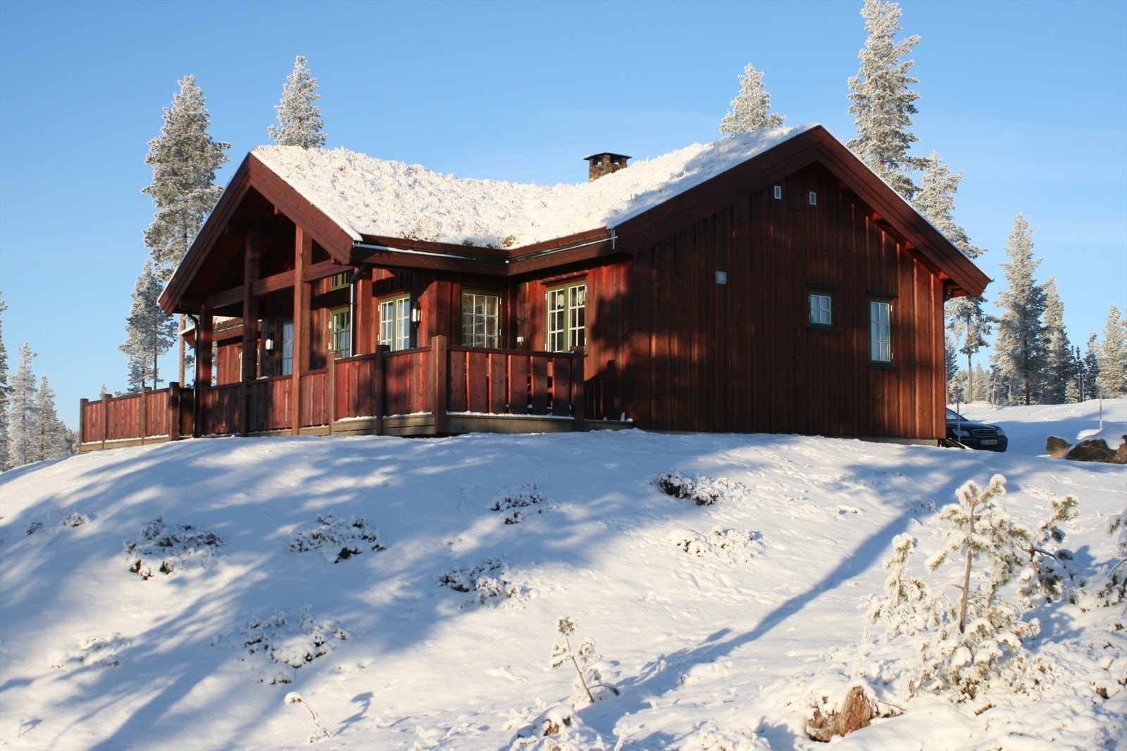 Terrassen har partier med overbygg slik at man på varme, solrike dager kan trekke seg tilbake i skyggen. Galleribilde