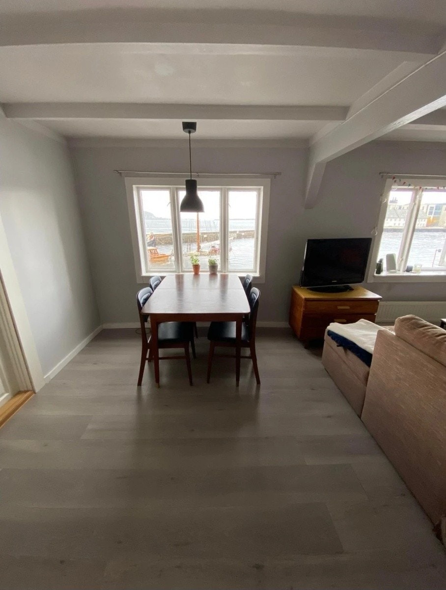 Spisestue i felles stue. Galleribilde